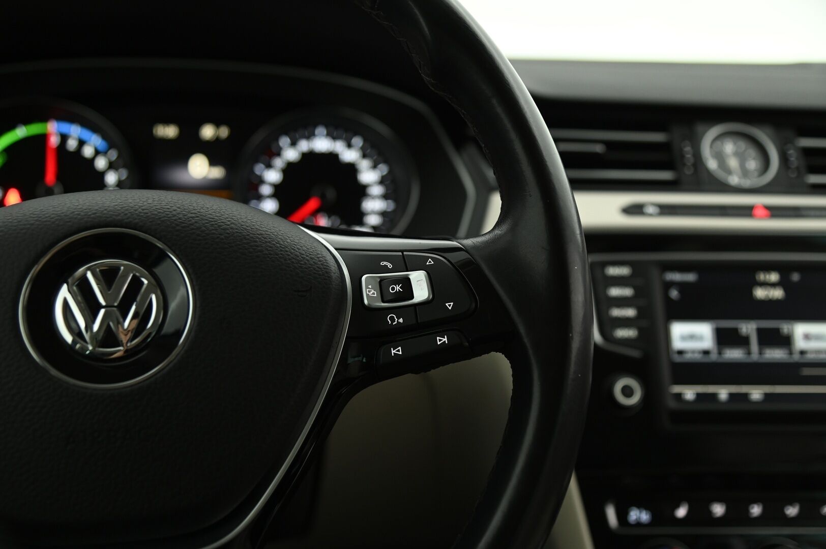 VOLKSWAGEN PASSAT 2016 Variant GTE Plug-In Hybrid 160 kW (218 hv) DSG-automaatti * Webasto / Adapt. vak / P. kamera / Sähkökoukku / P.tutkat / Sähköluukku / Ambient* - Korkeajännite akku vaihdettu 03/24! Jakopää tehty 11/23!