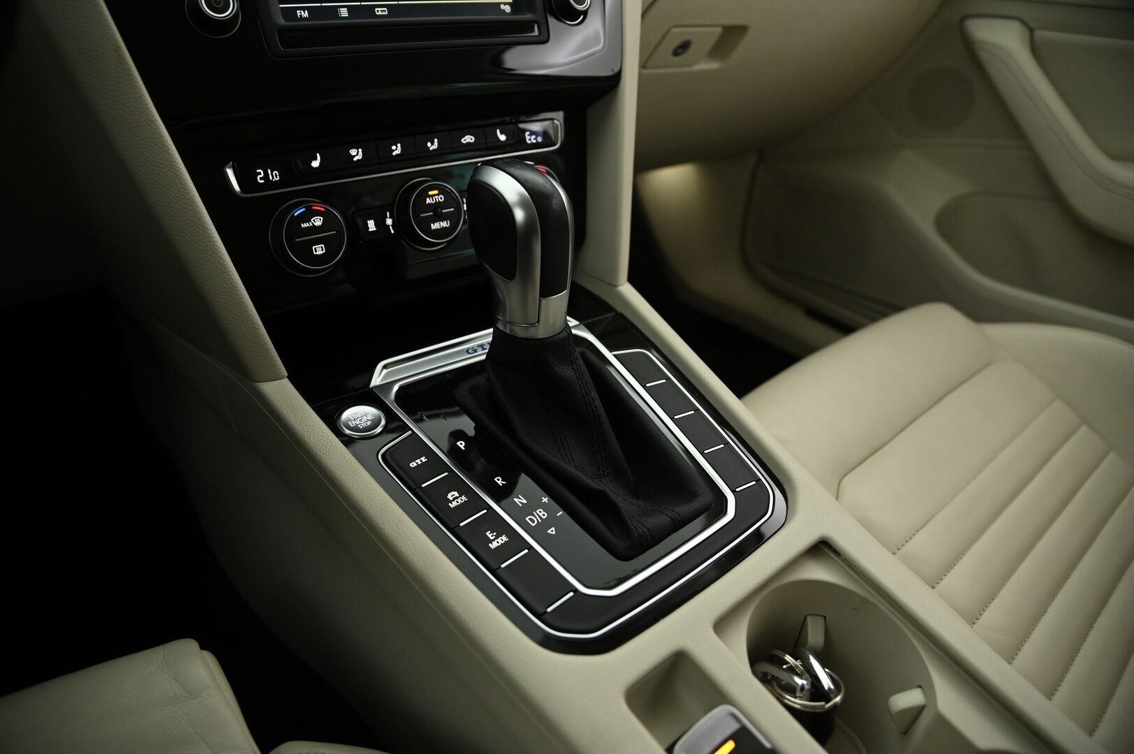 VOLKSWAGEN PASSAT 2016 Variant GTE Plug-In Hybrid 160 kW (218 hv) DSG-automaatti * Webasto / Adapt. vak / P. kamera / Sähkökoukku / P.tutkat / Sähköluukku / Ambient* - Korkeajännite akku vaihdettu 03/24! Jakopää tehty 11/23!