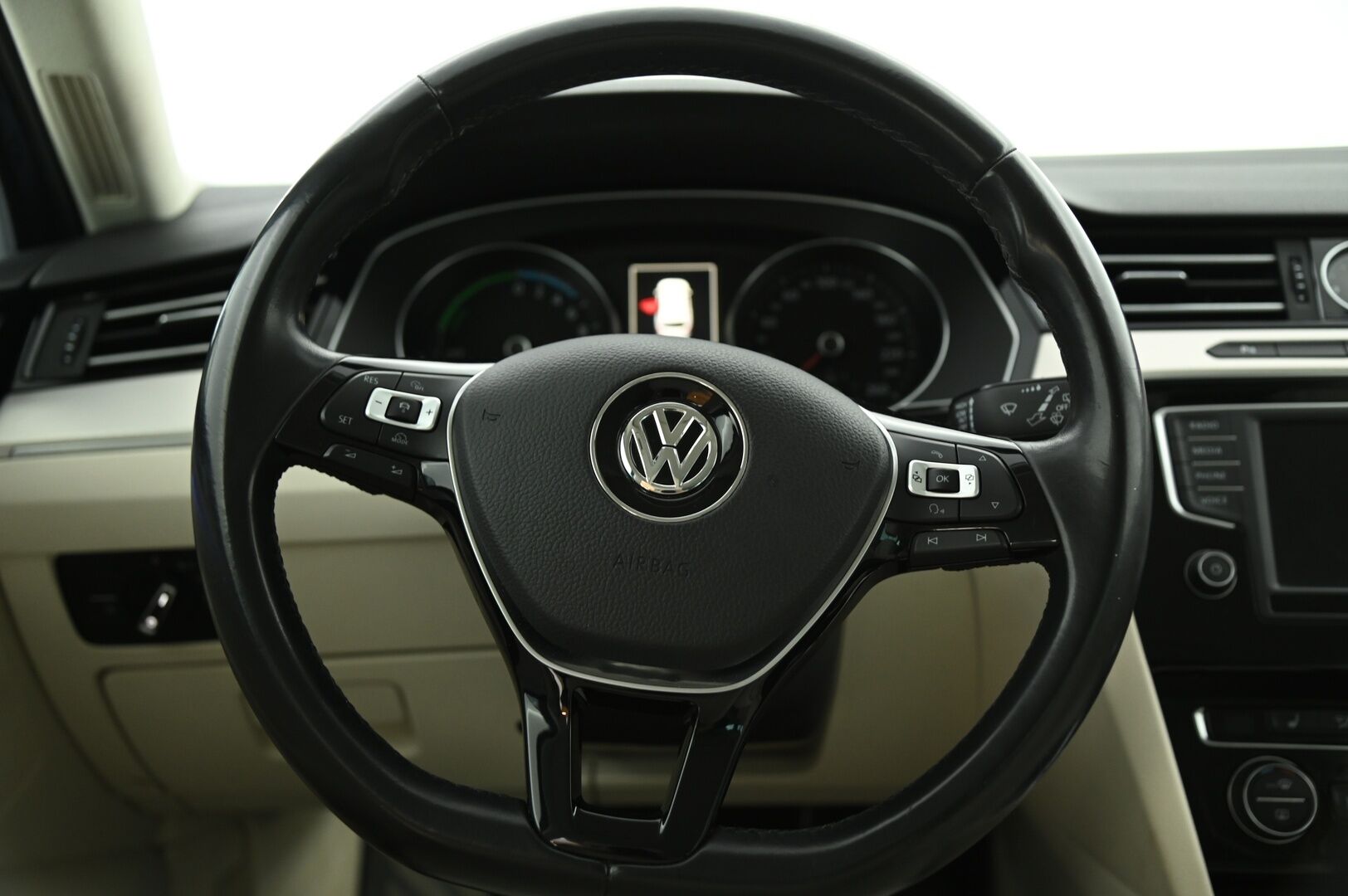 VOLKSWAGEN PASSAT 2016 Variant GTE Plug-In Hybrid 160 kW (218 hv) DSG-automaatti * Webasto / Adapt. vak / P. kamera / Sähkökoukku / P.tutkat / Sähköluukku / Ambient* - Korkeajännite akku vaihdettu 03/24! Jakopää tehty 11/23!