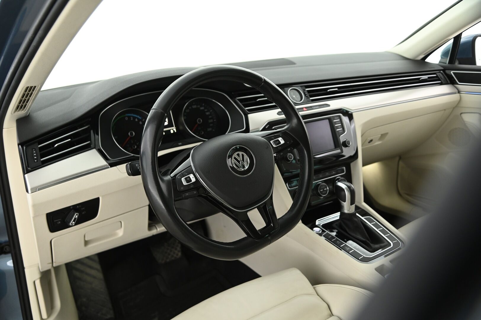 VOLKSWAGEN PASSAT 2016 Variant GTE Plug-In Hybrid 160 kW (218 hv) DSG-automaatti * Webasto / Adapt. vak / P. kamera / Sähkökoukku / P.tutkat / Sähköluukku / Ambient* - Korkeajännite akku vaihdettu 03/24! Jakopää tehty 11/23!
