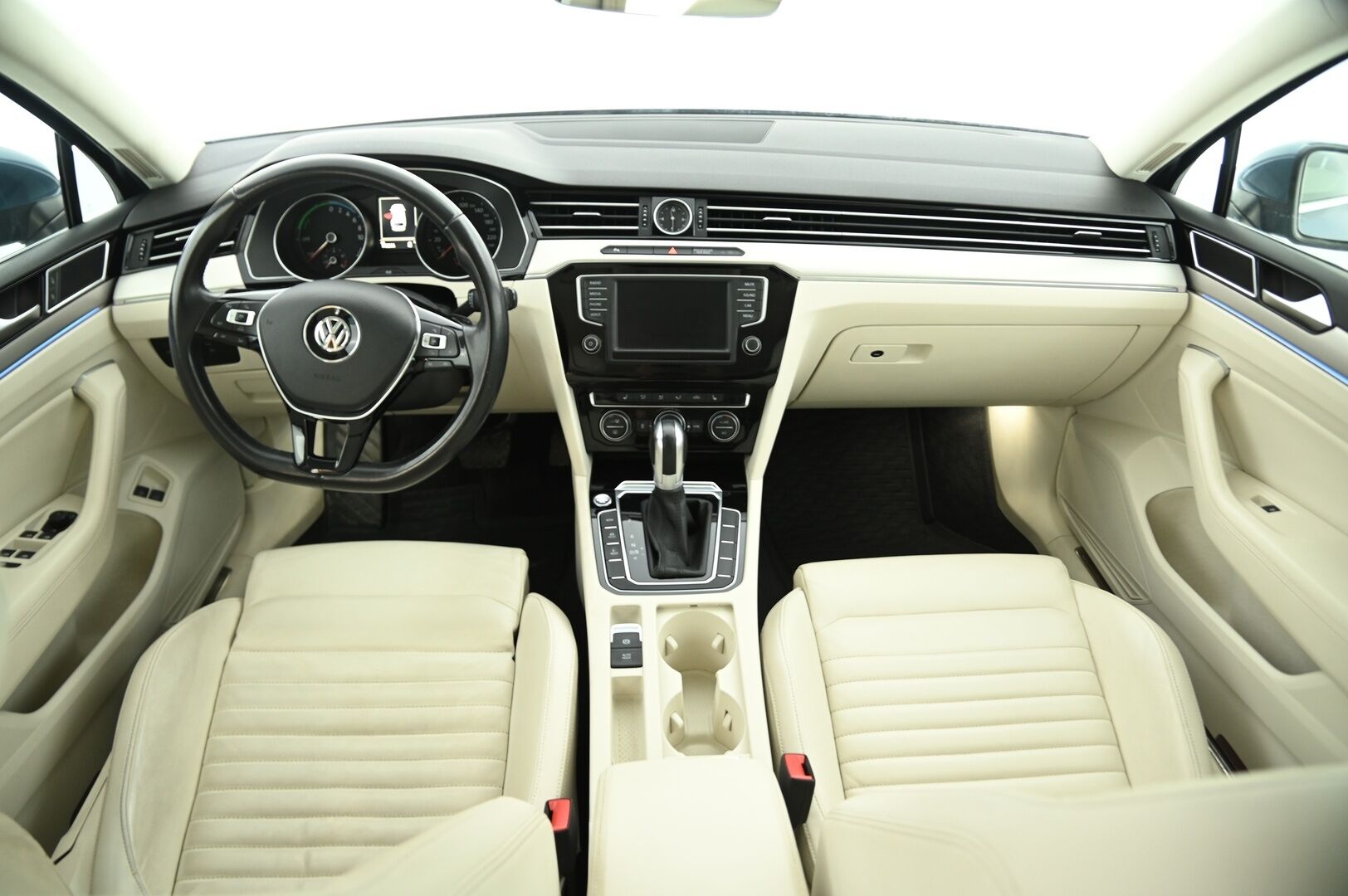 VOLKSWAGEN PASSAT 2016 Variant GTE Plug-In Hybrid 160 kW (218 hv) DSG-automaatti * Webasto / Adapt. vak / P. kamera / Sähkökoukku / P.tutkat / Sähköluukku / Ambient* - Korkeajännite akku vaihdettu 03/24! Jakopää tehty 11/23!