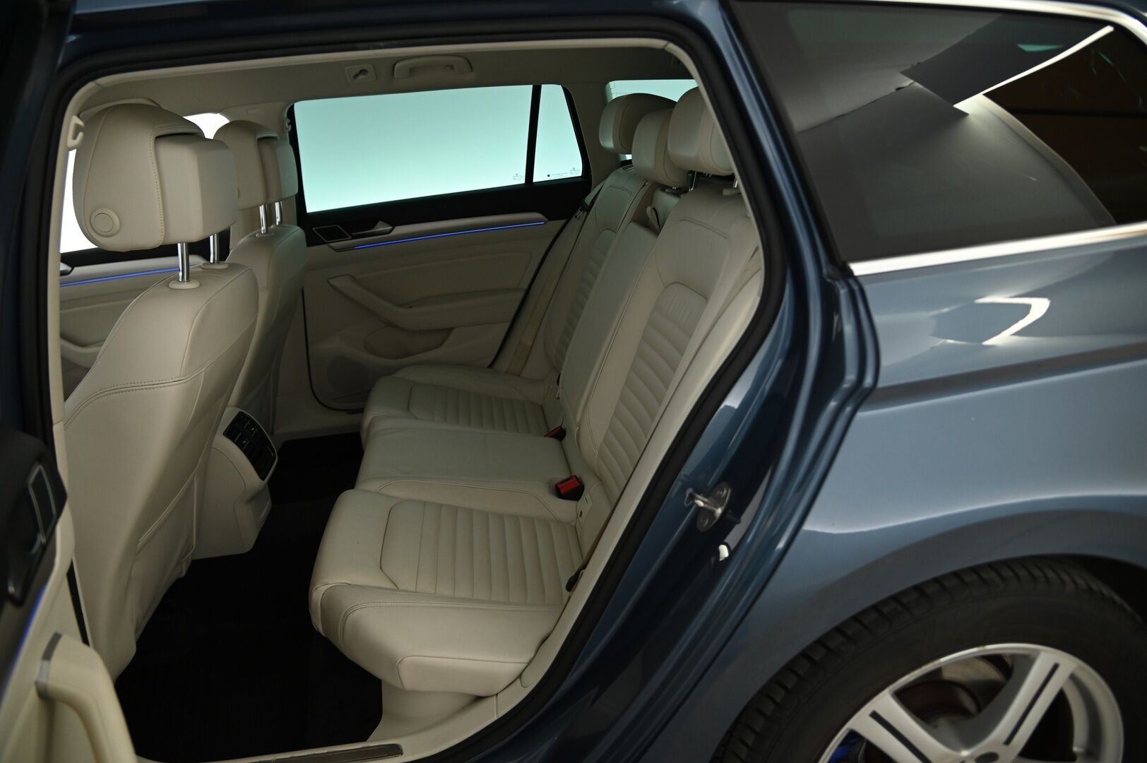 VOLKSWAGEN PASSAT 2016 Variant GTE Plug-In Hybrid 160 kW (218 hv) DSG-automaatti * Webasto / Adapt. vak / P. kamera / Sähkökoukku / P.tutkat / Sähköluukku / Ambient* - Korkeajännite akku vaihdettu 03/24! Jakopää tehty 11/23!