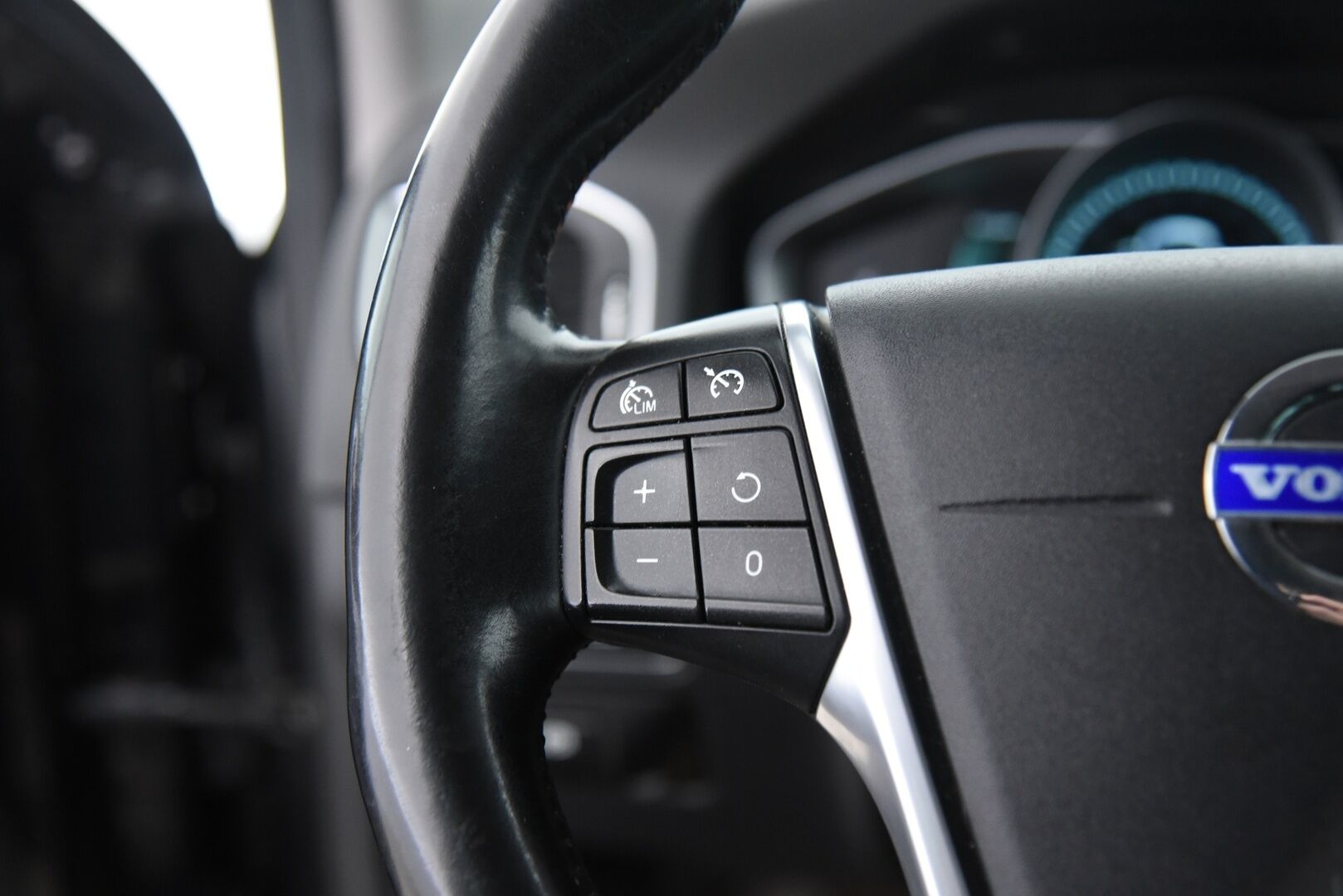 Volvo V60 2015 D4 AWD Summum / Nahkasisusta / Keyless / Muistipenkki / Koukku / Huoltokirja - YritysOutlet - Myydään vain yrityksille - 2x Renkaat vanteineen! Siisti! 