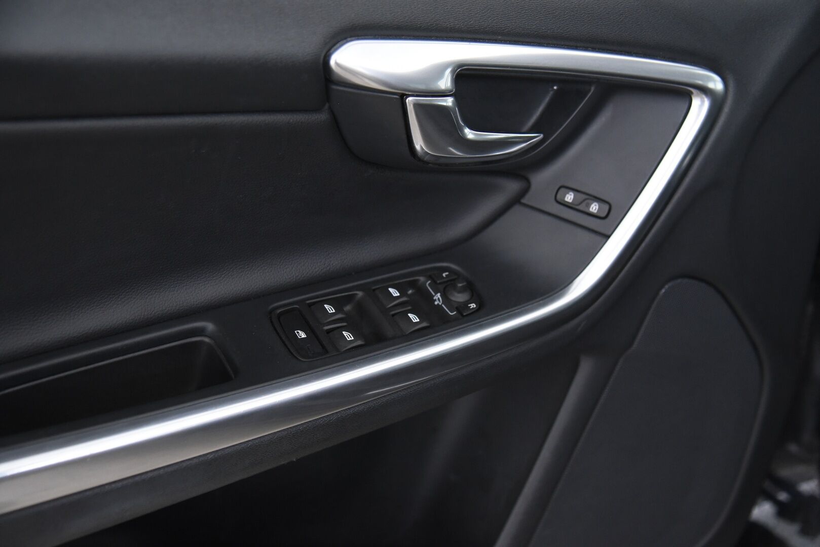 Volvo V60 2015 D4 AWD Summum / Nahkasisusta / Keyless / Muistipenkki / Koukku / Huoltokirja - YritysOutlet - Myydään vain yrityksille - 2x Renkaat vanteineen! Siisti! 