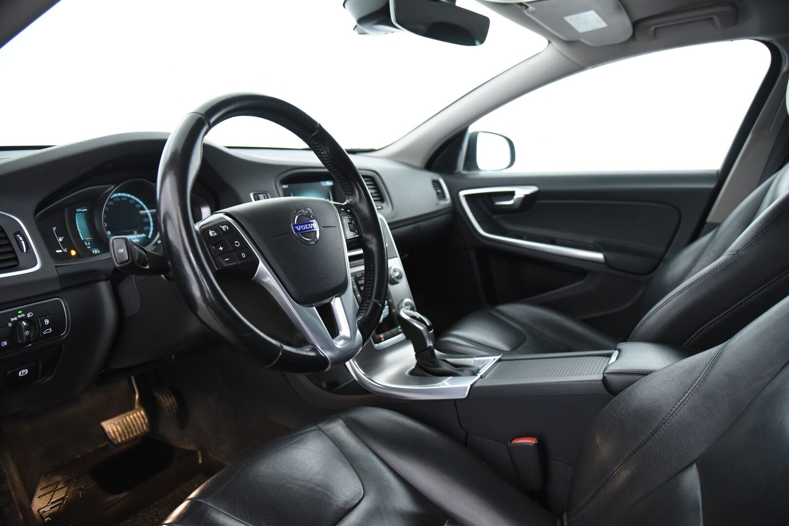 Volvo V60 2015 D4 AWD Summum / Nahkasisusta / Keyless / Muistipenkki / Koukku / Huoltokirja - YritysOutlet - Myydään vain yrityksille - 2x Renkaat vanteineen! Siisti! 