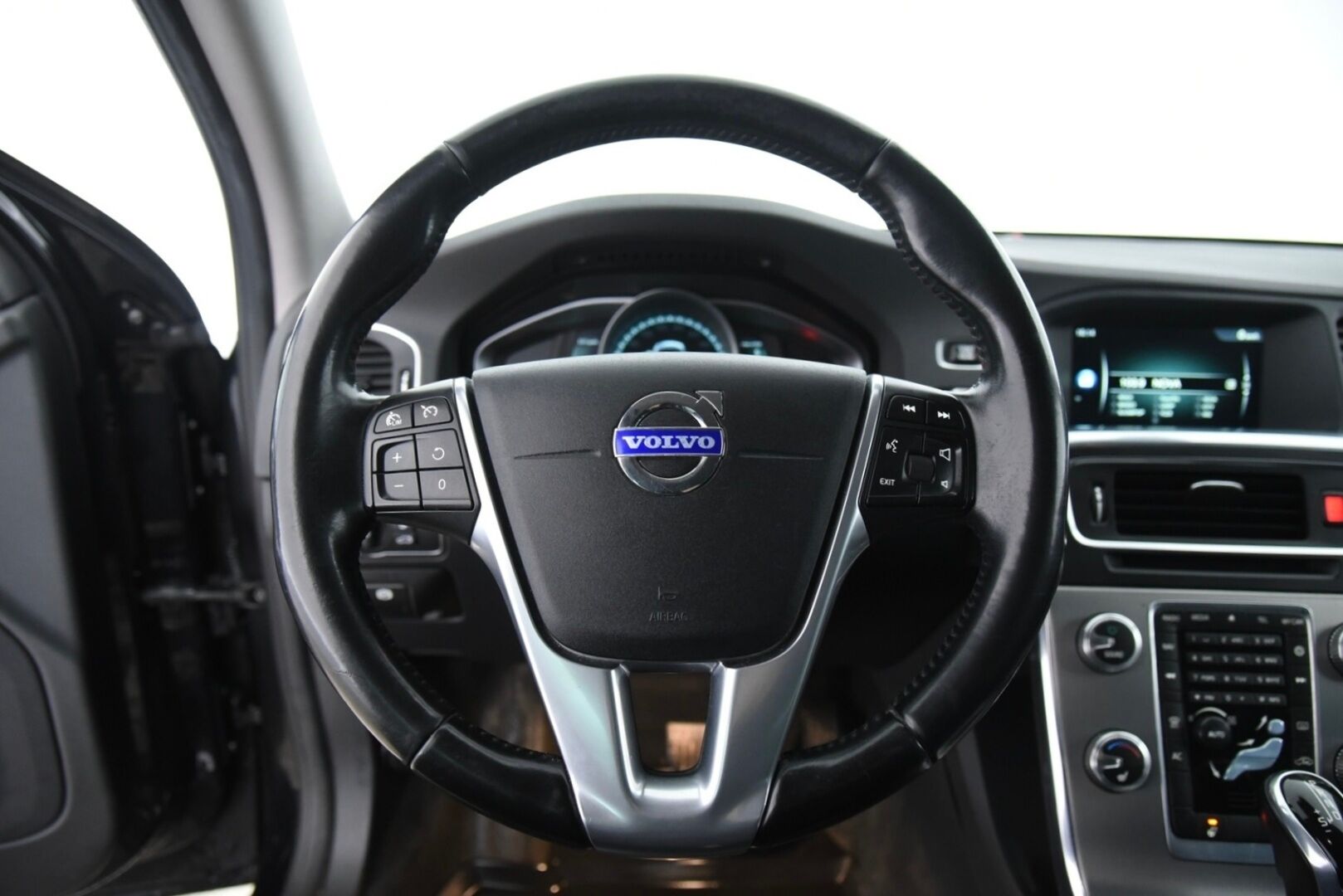 Volvo V60 2015 D4 AWD Summum / Nahkasisusta / Keyless / Muistipenkki / Koukku / Huoltokirja - YritysOutlet - Myydään vain yrityksille - 2x Renkaat vanteineen! Siisti! 