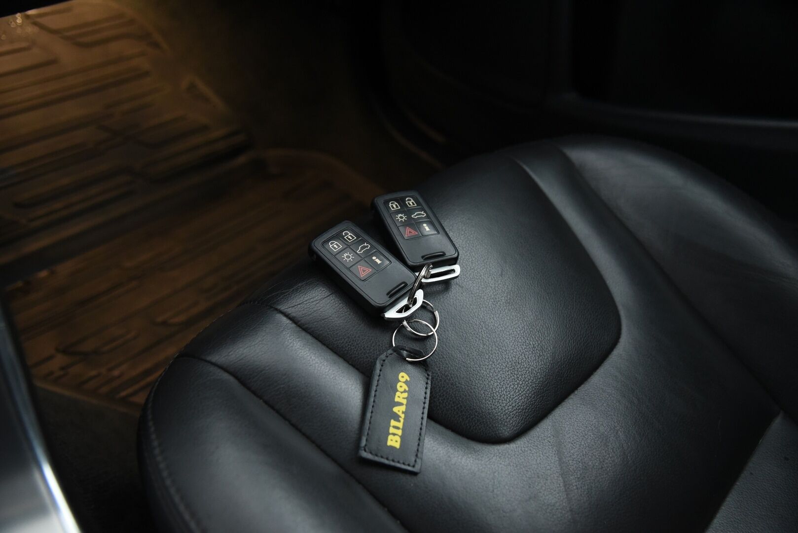 Volvo V60 2015 D4 AWD Summum / Nahkasisusta / Keyless / Muistipenkki / Koukku / Huoltokirja - YritysOutlet - Myydään vain yrityksille - 2x Renkaat vanteineen! Siisti! 