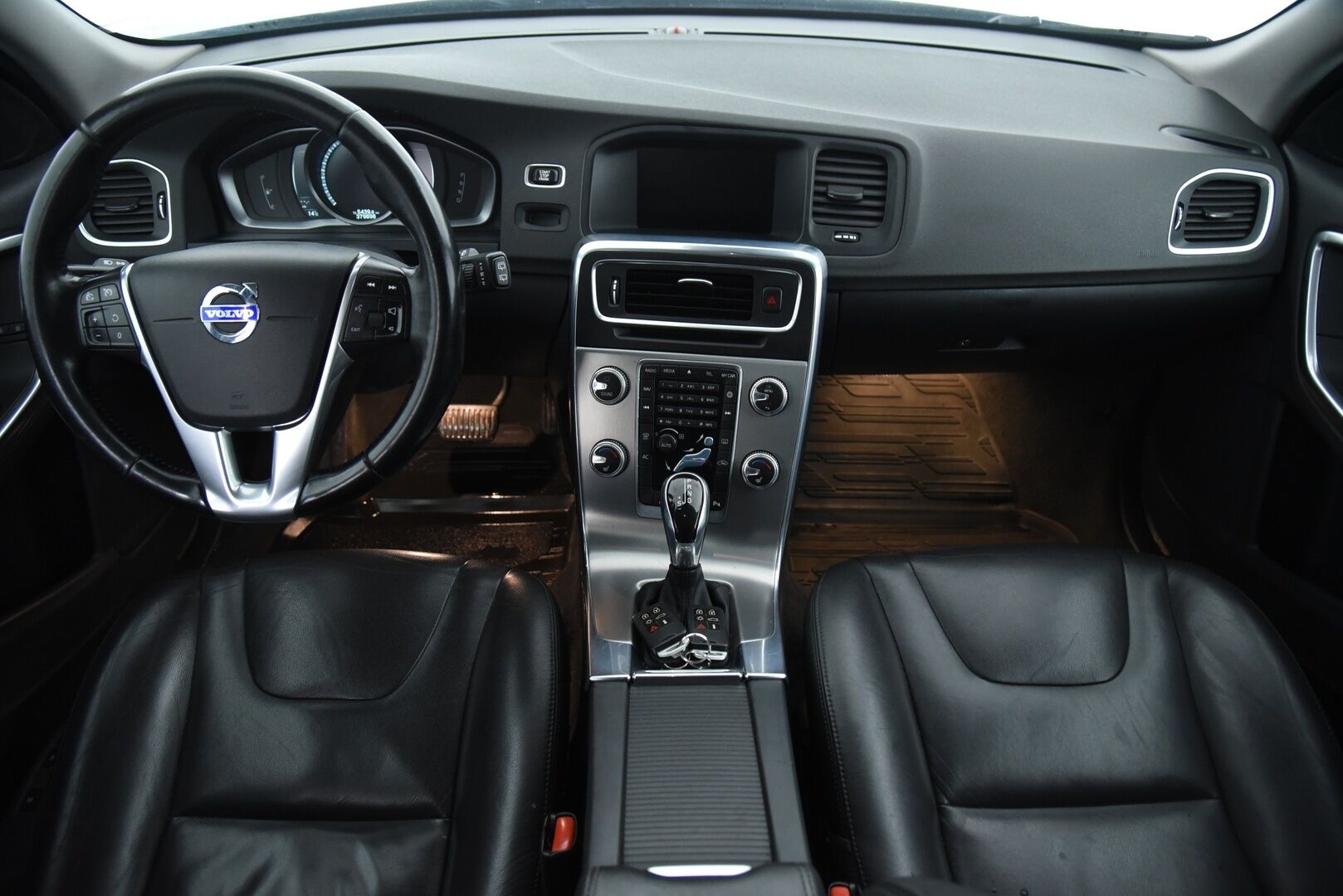 Volvo V60 2015 D4 AWD Summum / Nahkasisusta / Keyless / Muistipenkki / Koukku / Huoltokirja - YritysOutlet - Myydään vain yrityksille - 2x Renkaat vanteineen! Siisti! 