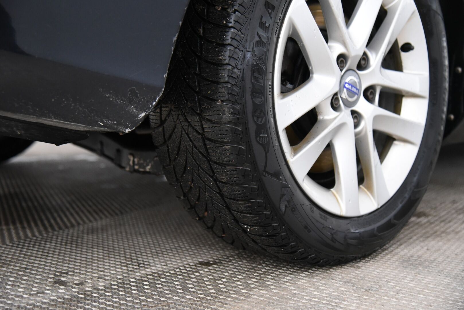 Volvo V60 2015 D4 AWD Summum / Nahkasisusta / Keyless / Muistipenkki / Koukku / Huoltokirja - YritysOutlet - Myydään vain yrityksille - 2x Renkaat vanteineen! Siisti! 