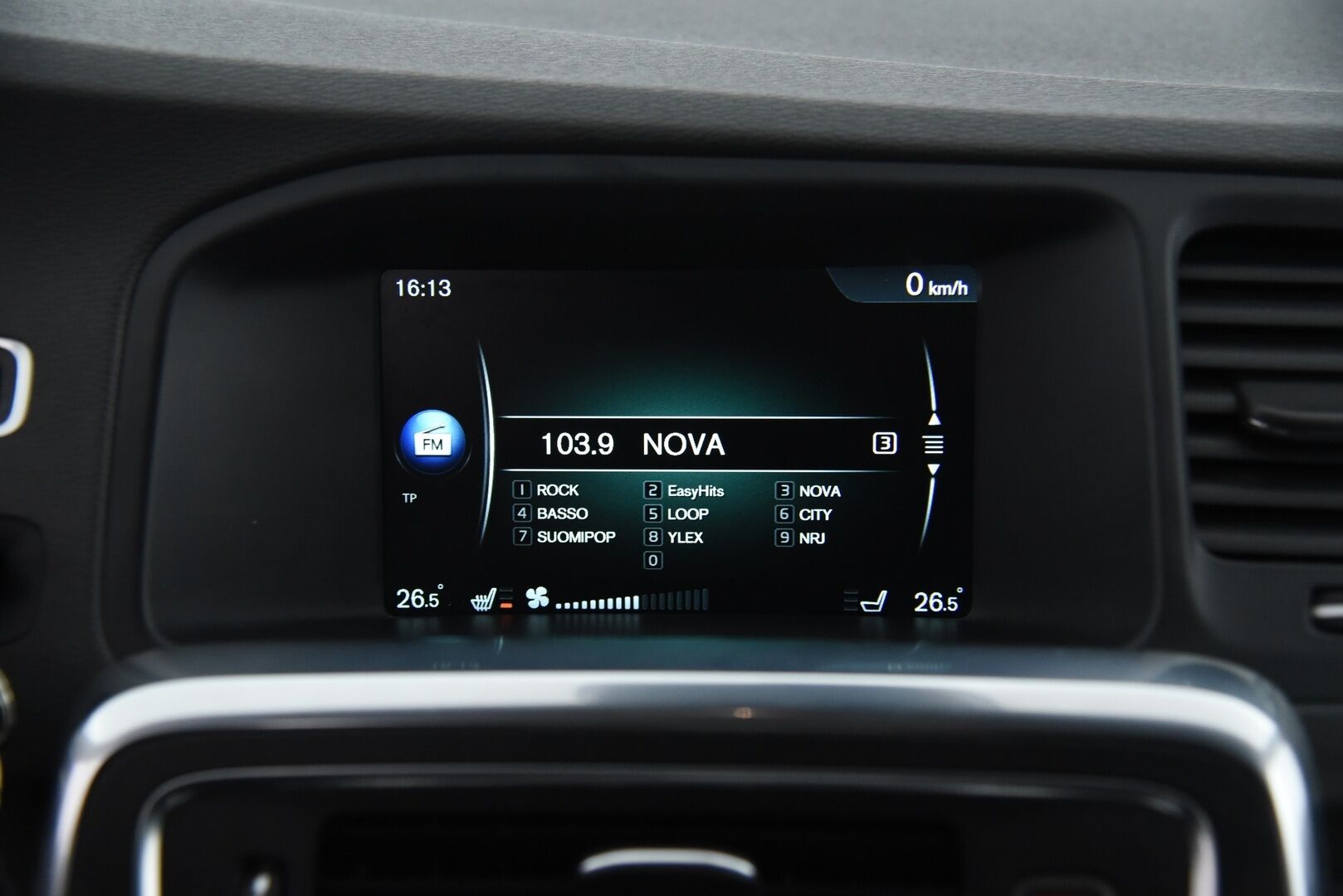 Volvo V60 2015 D4 AWD Summum / Nahkasisusta / Keyless / Muistipenkki / Koukku / Huoltokirja - YritysOutlet - Myydään vain yrityksille - 2x Renkaat vanteineen! Siisti! 