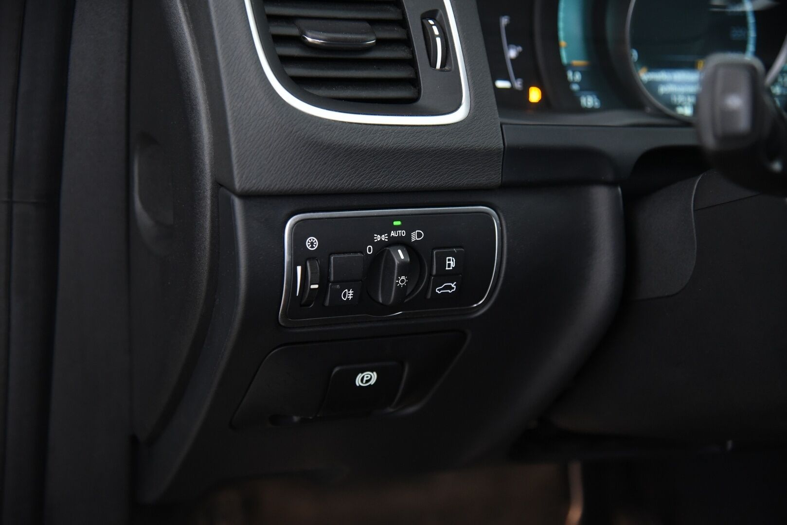 Volvo V60 2015 D4 AWD Summum / Nahkasisusta / Keyless / Muistipenkki / Koukku / Huoltokirja - YritysOutlet - Myydään vain yrityksille - 2x Renkaat vanteineen! Siisti! 