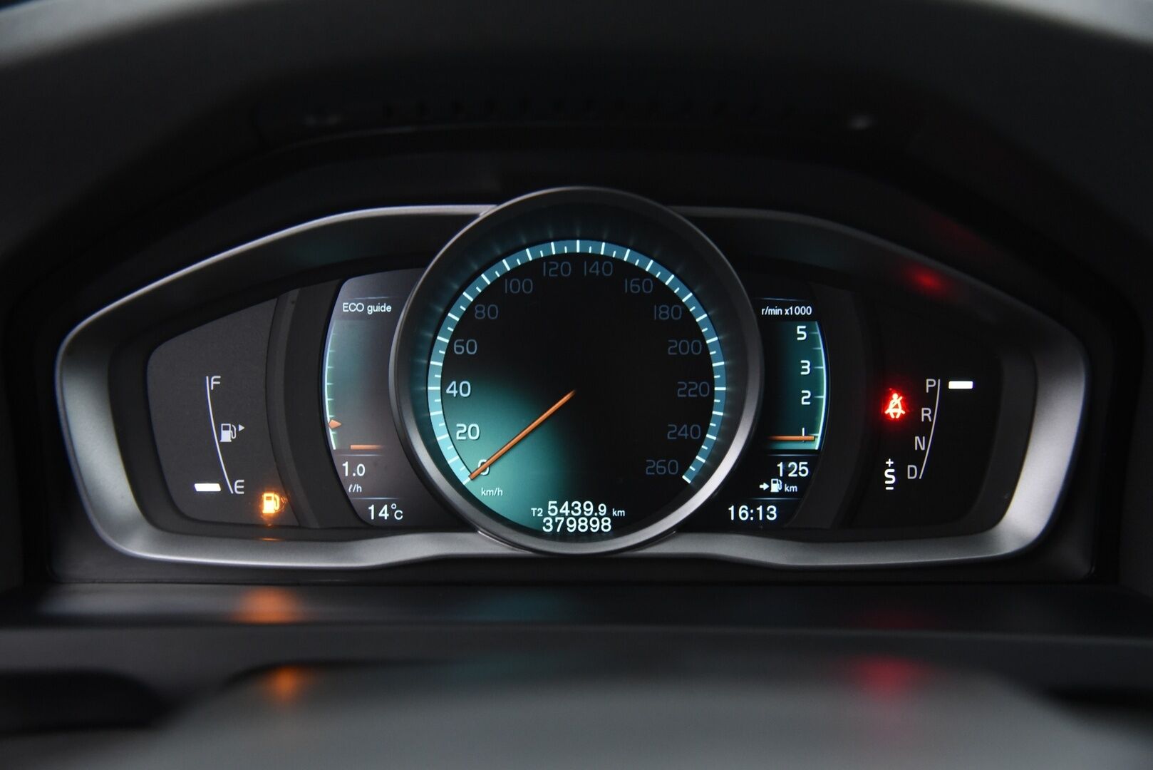 Volvo V60 2015 D4 AWD Summum / Nahkasisusta / Keyless / Muistipenkki / Koukku / Huoltokirja - YritysOutlet - Myydään vain yrityksille - 2x Renkaat vanteineen! Siisti! 