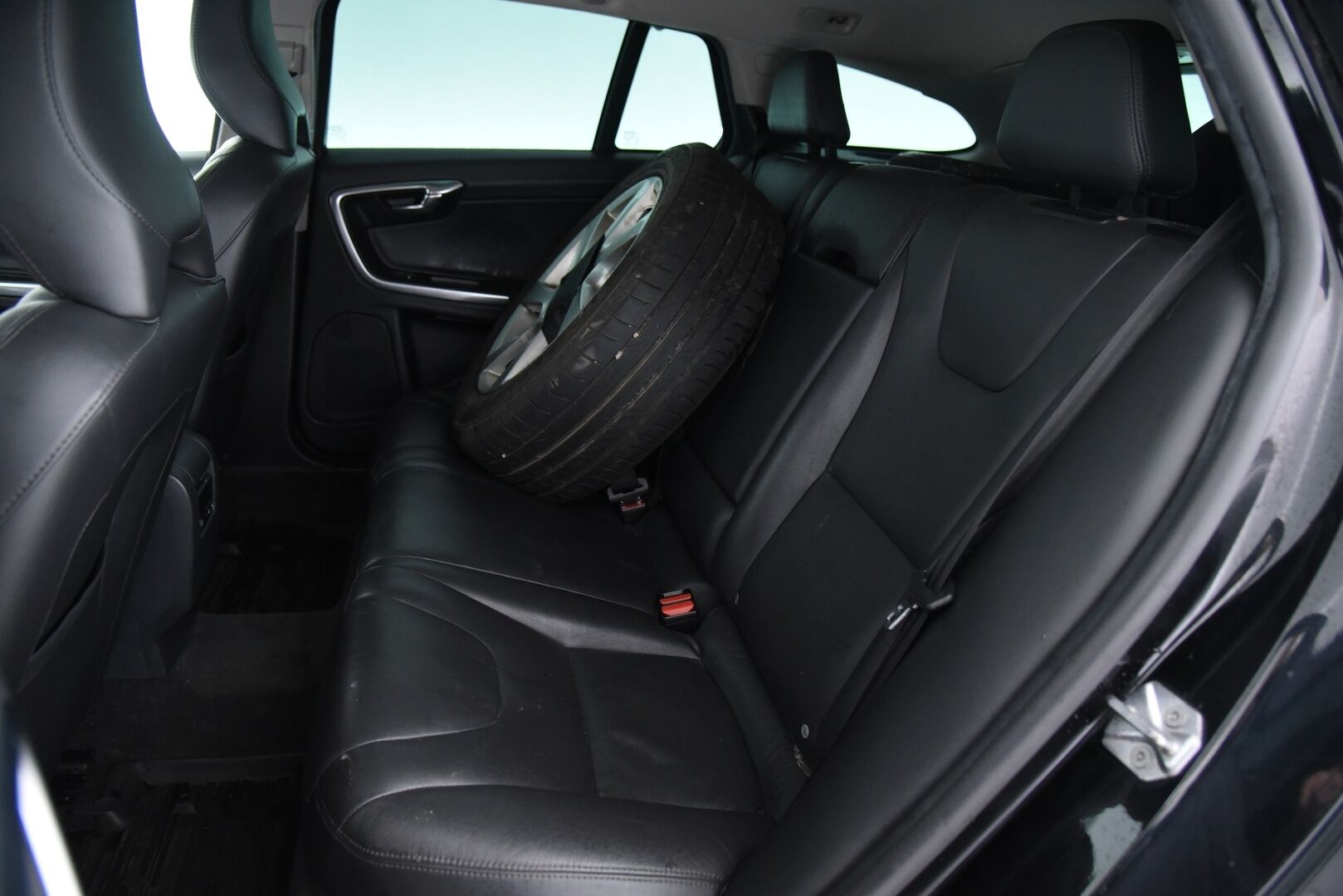 Volvo V60 2015 D4 AWD Summum / Nahkasisusta / Keyless / Muistipenkki / Koukku / Huoltokirja - YritysOutlet - Myydään vain yrityksille - 2x Renkaat vanteineen! Siisti! 