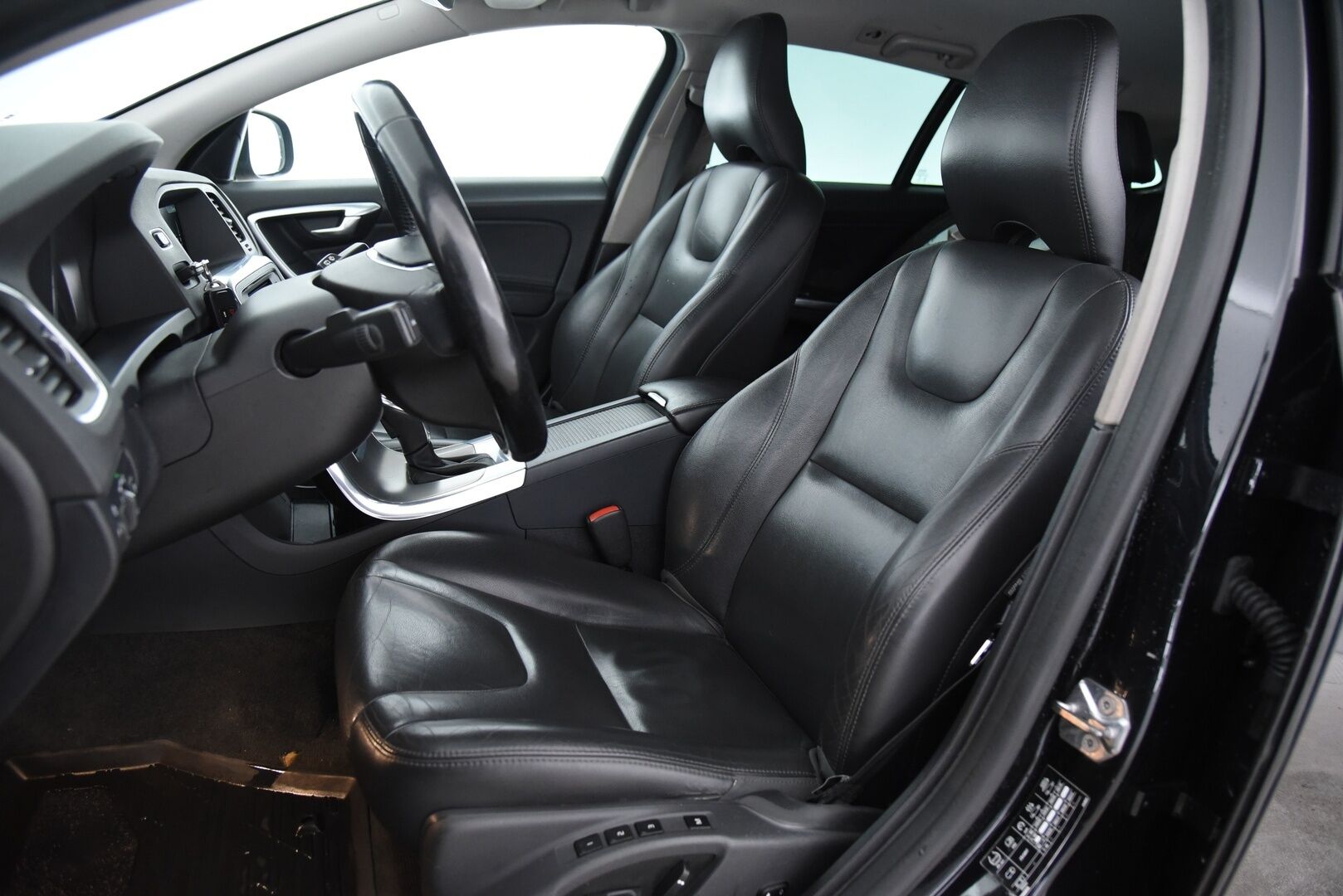 Volvo V60 2015 D4 AWD Summum / Nahkasisusta / Keyless / Muistipenkki / Koukku / Huoltokirja - YritysOutlet - Myydään vain yrityksille - 2x Renkaat vanteineen! Siisti! 