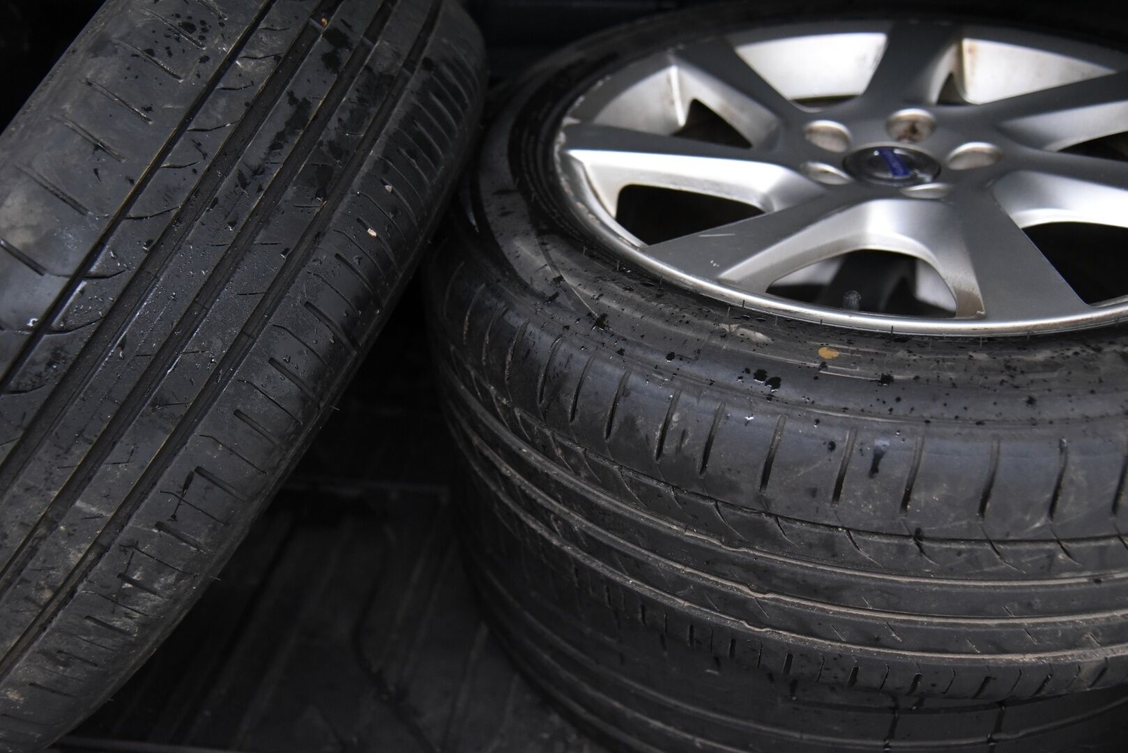 Volvo V60 2015 D4 AWD Summum / Nahkasisusta / Keyless / Muistipenkki / Koukku / Huoltokirja - YritysOutlet - Myydään vain yrityksille - 2x Renkaat vanteineen! Siisti! 