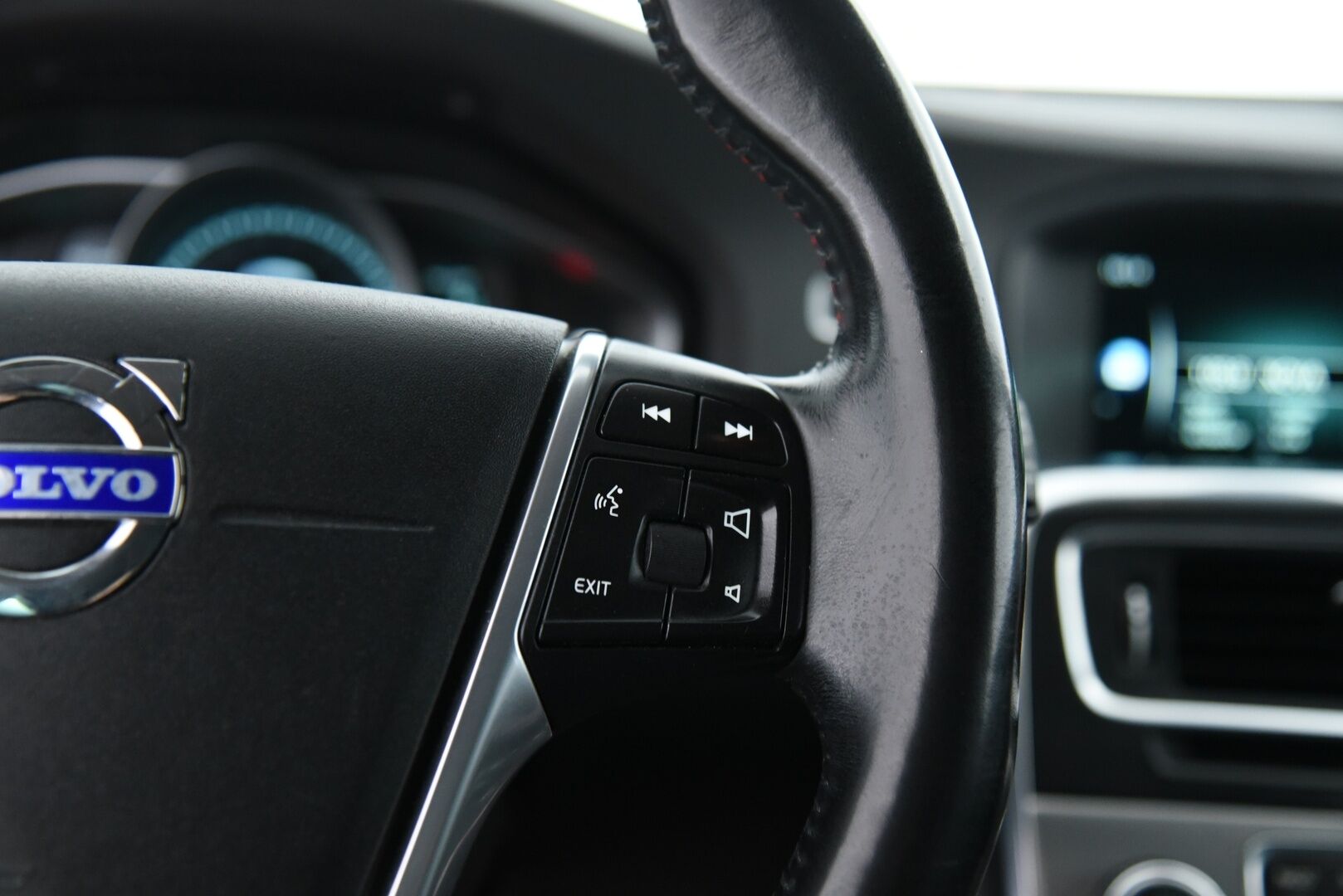 Volvo V60 2015 D4 AWD Summum / Nahkasisusta / Keyless / Muistipenkki / Koukku / Huoltokirja - YritysOutlet - Myydään vain yrityksille - 2x Renkaat vanteineen! Siisti! 