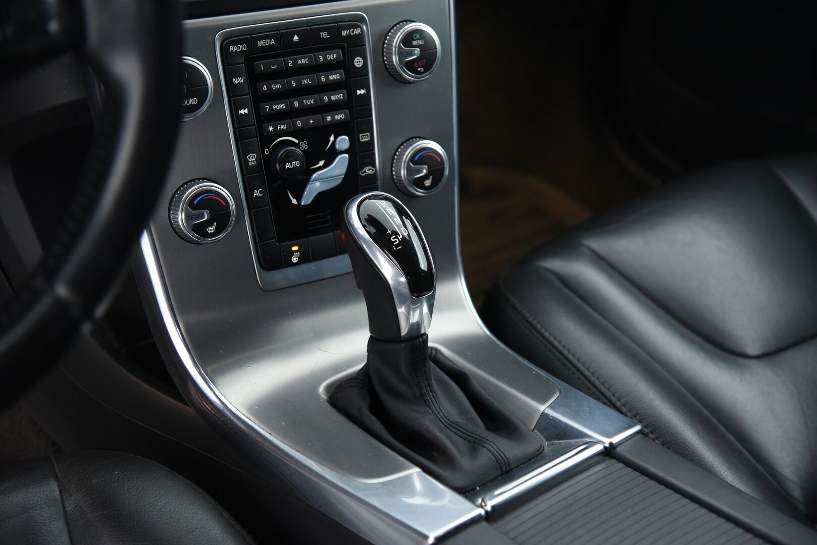 Volvo V60 2015 D4 AWD Summum / Nahkasisusta / Keyless / Muistipenkki / Koukku / Huoltokirja - YritysOutlet - Myydään vain yrityksille - 2x Renkaat vanteineen! Siisti! 