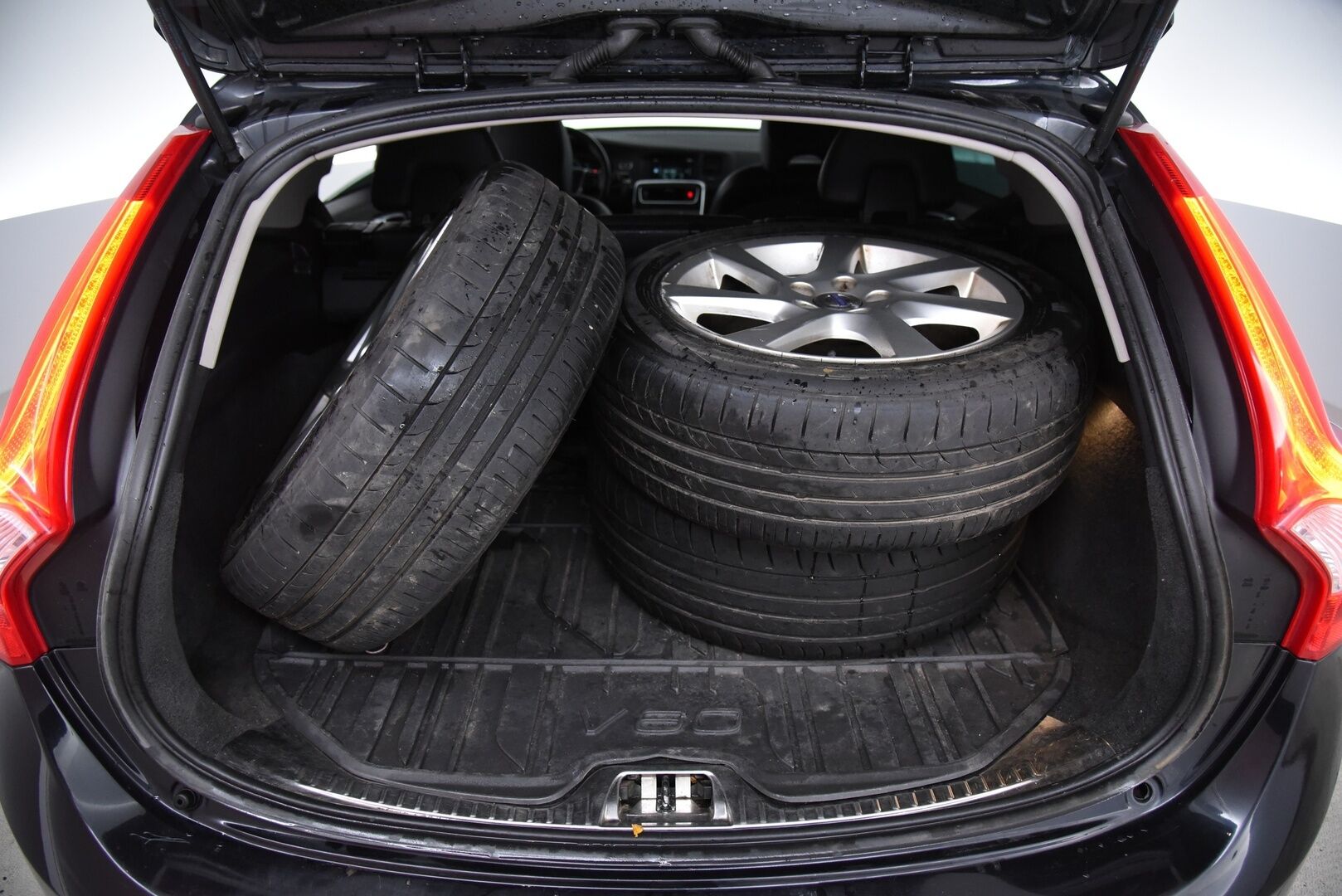 Volvo V60 2015 D4 AWD Summum / Nahkasisusta / Keyless / Muistipenkki / Koukku / Huoltokirja - YritysOutlet - Myydään vain yrityksille - 2x Renkaat vanteineen! Siisti! 