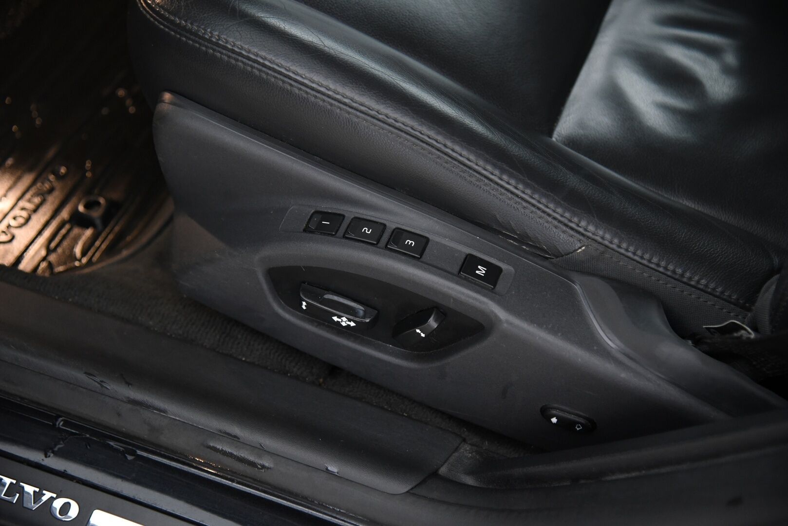 Volvo V60 2015 D4 AWD Summum / Nahkasisusta / Keyless / Muistipenkki / Koukku / Huoltokirja - YritysOutlet - Myydään vain yrityksille - 2x Renkaat vanteineen! Siisti! 