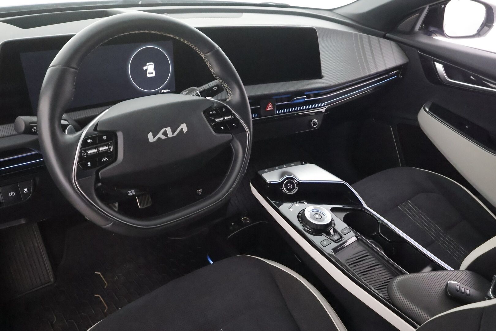 KIA EV6 2023 GT-Line AWD 77 kWh 325 hv - Koukku | Ilmastoidut penkit | ILP | Meridian | ACC | HUD | 360° | Muistipenkki | Nahka-alcantara | HDA | 2x renkaat aluin |