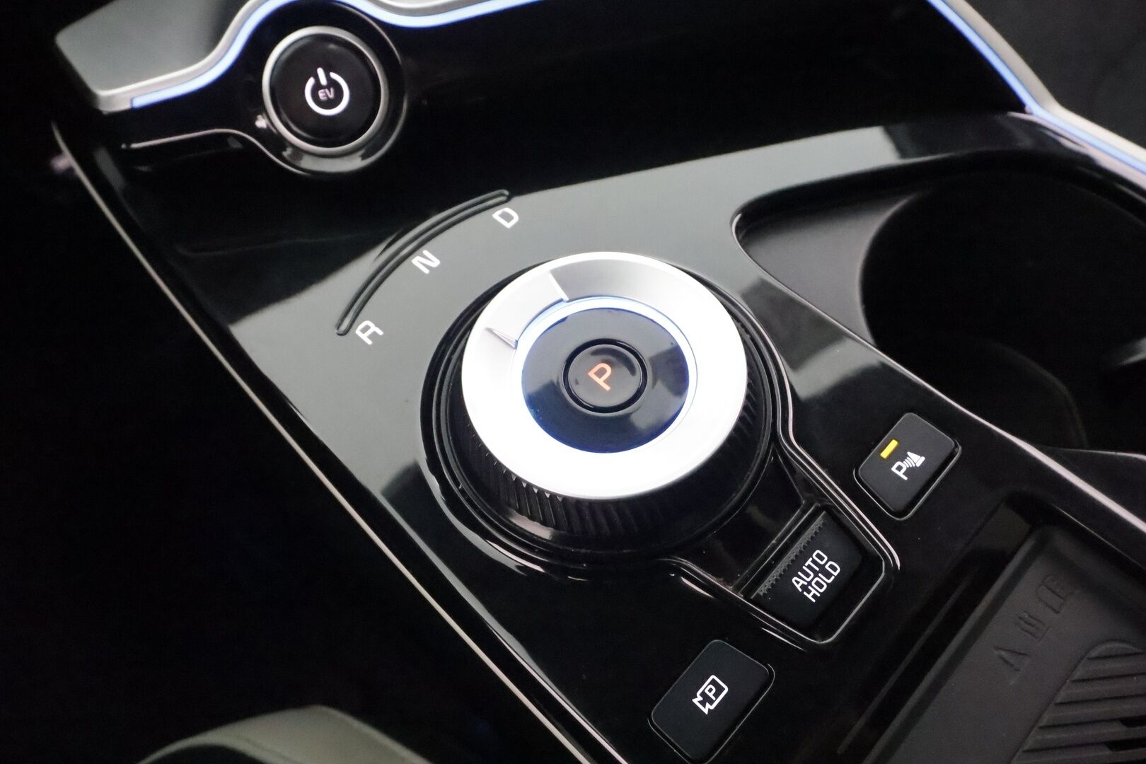 KIA EV6 2023 GT-Line AWD 77 kWh 325 hv - Koukku | Ilmastoidut penkit | ILP | Meridian | ACC | HUD | 360° | Muistipenkki | Nahka-alcantara | HDA | 2x renkaat aluin |