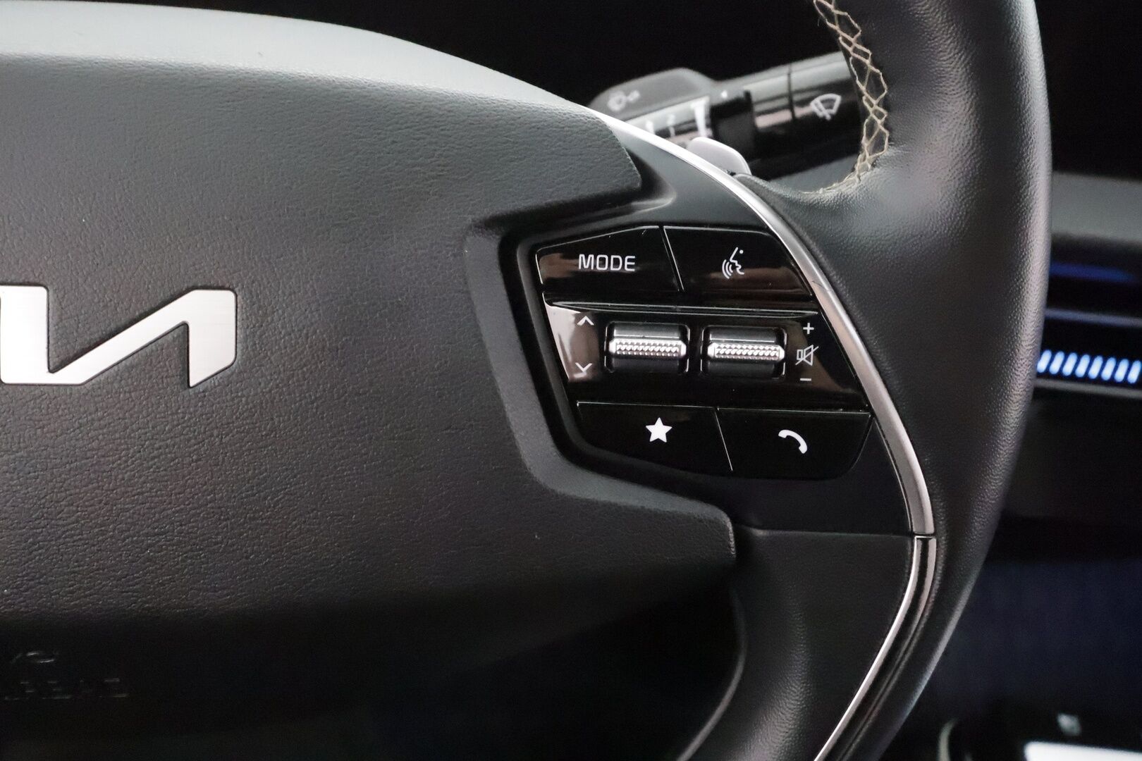 KIA EV6 2023 GT-Line AWD 77 kWh 325 hv - Koukku | Ilmastoidut penkit | ILP | Meridian | ACC | HUD | 360° | Muistipenkki | Nahka-alcantara | HDA | 2x renkaat aluin |
