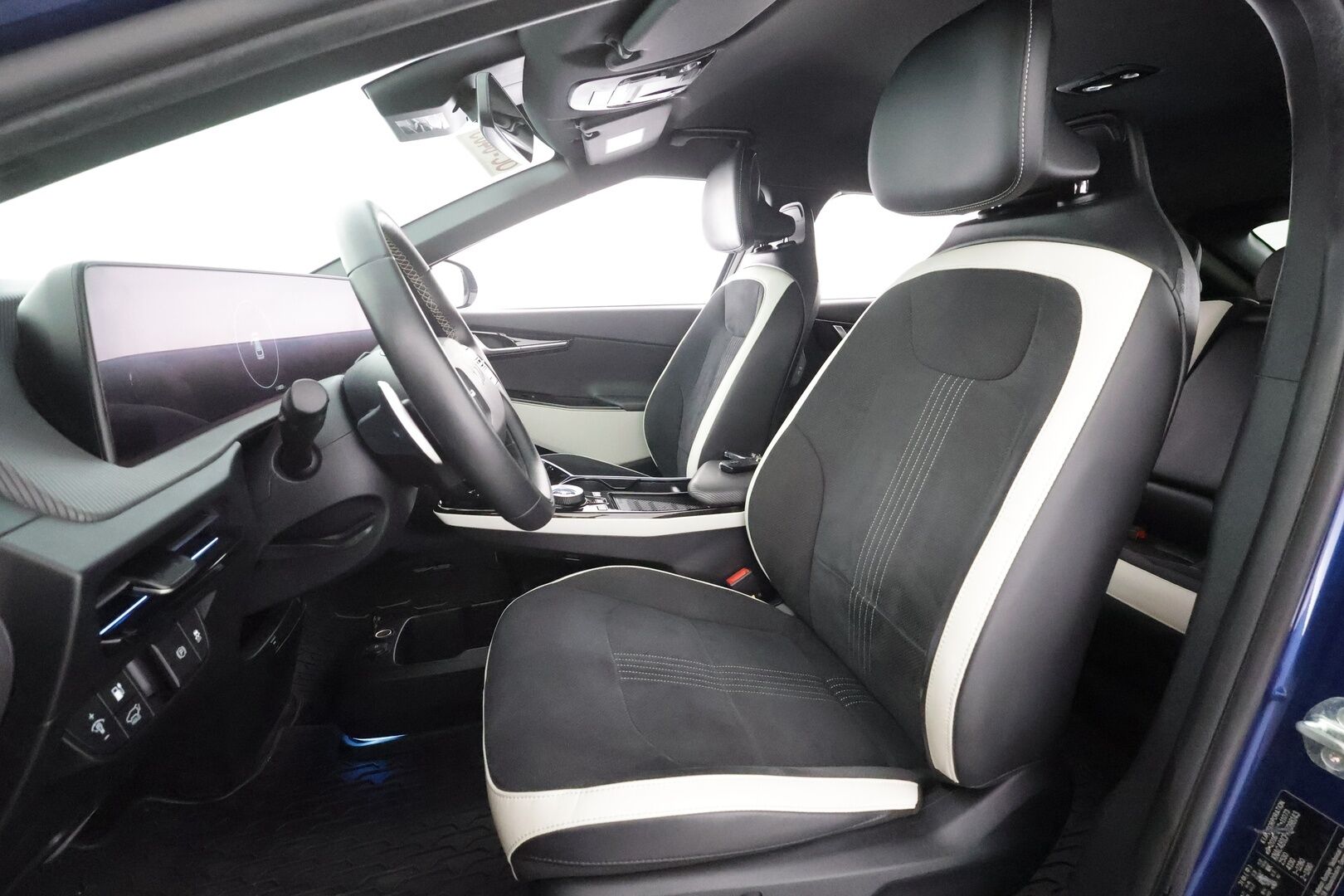 KIA EV6 2023 GT-Line AWD 77 kWh 325 hv - Koukku | Ilmastoidut penkit | ILP | Meridian | ACC | HUD | 360° | Muistipenkki | Nahka-alcantara | HDA | 2x renkaat aluin |