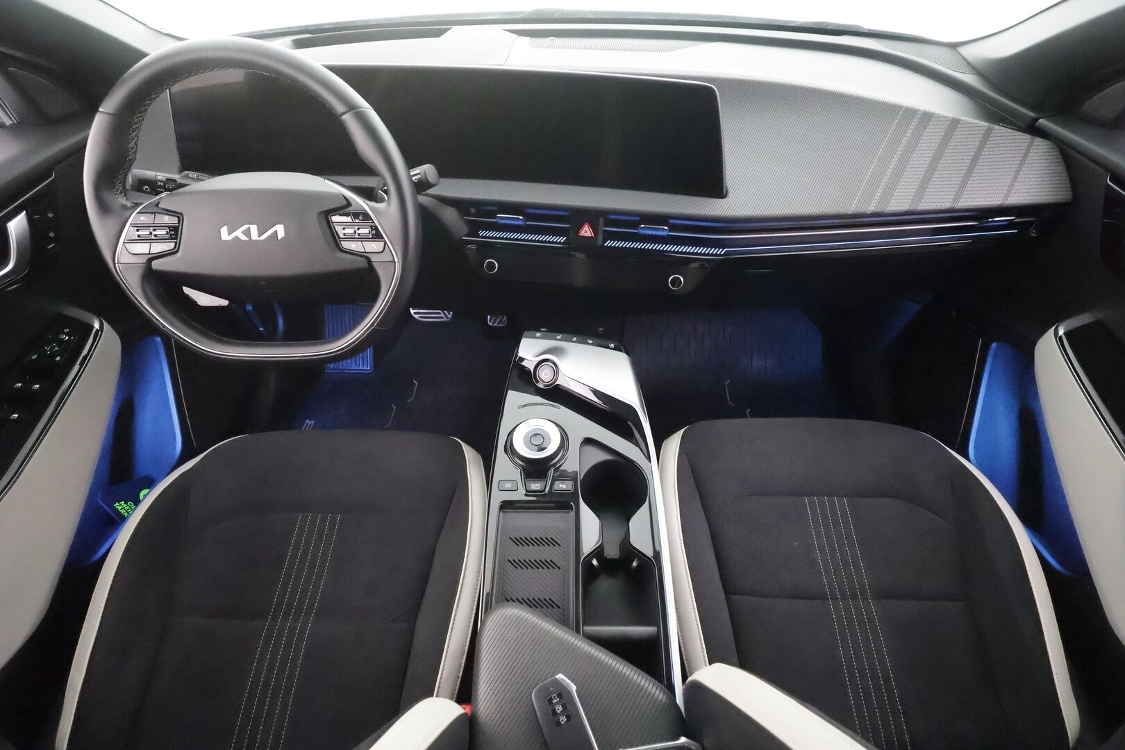 KIA EV6 2023 GT-Line AWD 77 kWh 325 hv - Koukku | Ilmastoidut penkit | ILP | Meridian | ACC | HUD | 360° | Muistipenkki | Nahka-alcantara | HDA | 2x renkaat aluin |