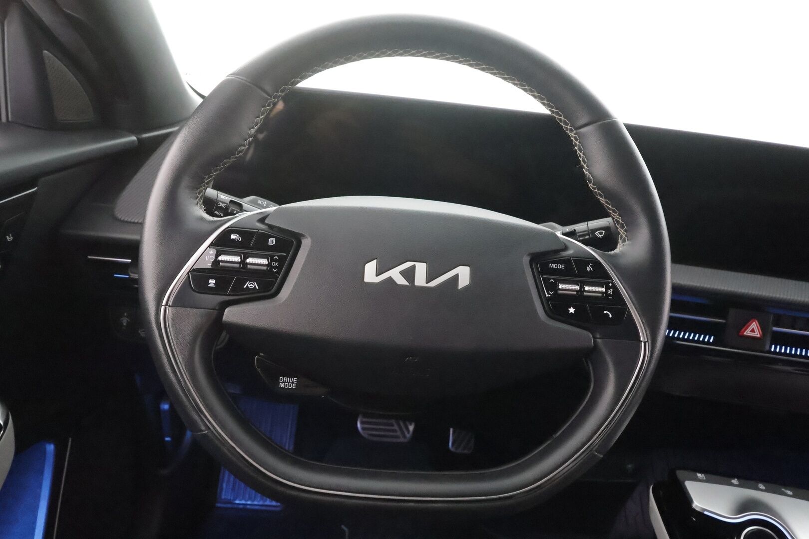 KIA EV6 2023 GT-Line AWD 77 kWh 325 hv - Koukku | Ilmastoidut penkit | ILP | Meridian | ACC | HUD | 360° | Muistipenkki | Nahka-alcantara | HDA | 2x renkaat aluin |
