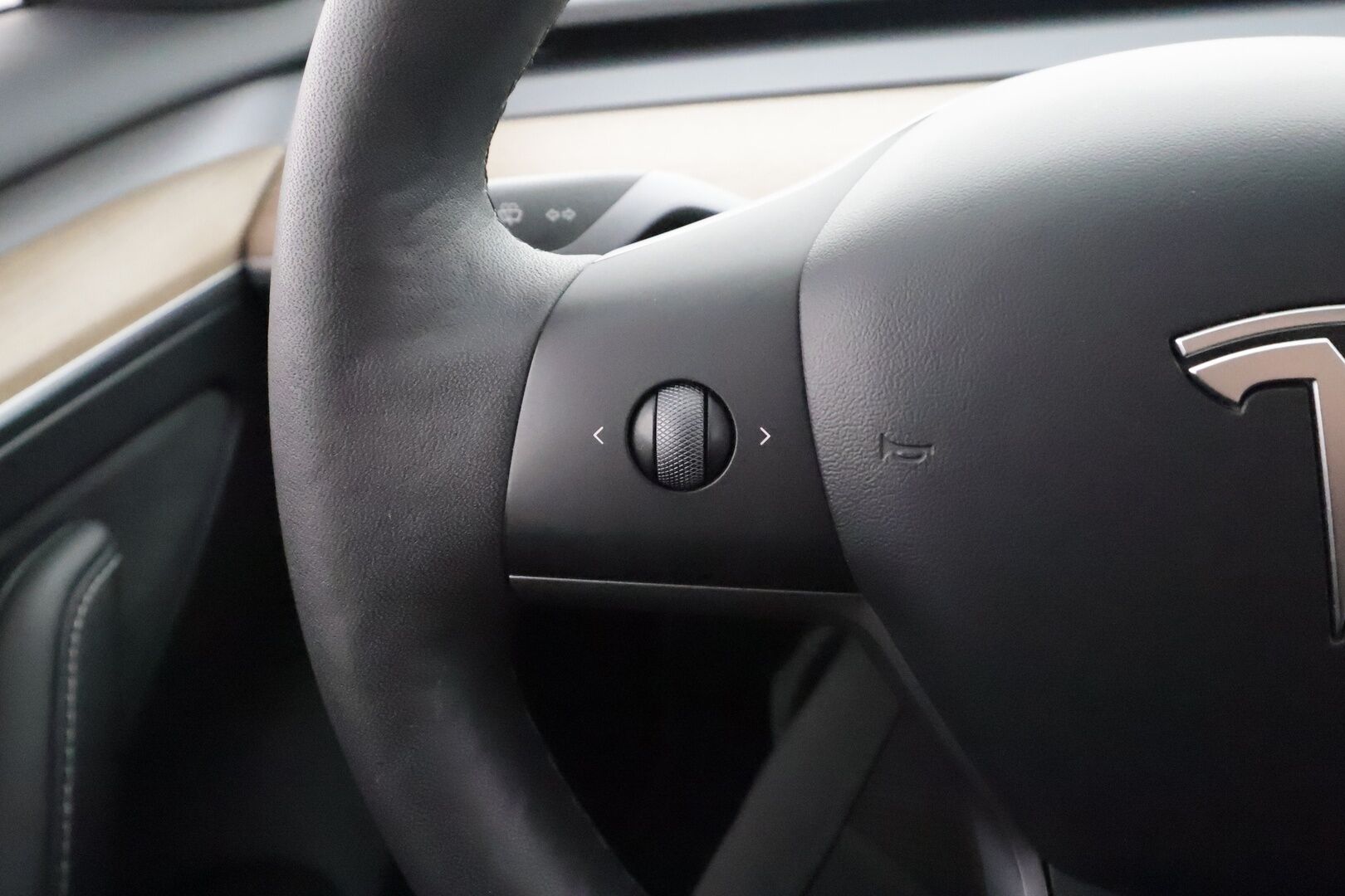Tesla Model 3 2023 RWD - | ACC | ILP | Matrix | Ryzen | Lasikatto | Sähkönahat | Muistipenkki | Premium kaiuttimet | P.kamera | Autosteer | 2x renkaat | ALV | 