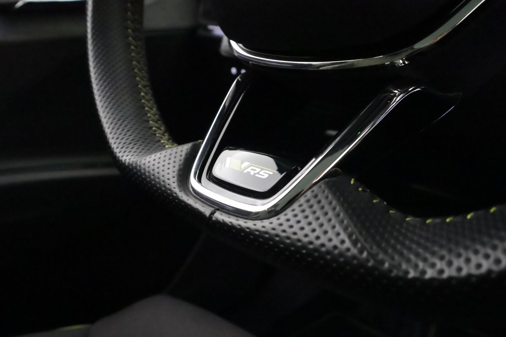 SKODA ENYAQ 2023 RS 220kW - | ACC | ILP | Koukku | Canton | HUD | Lasikatto | Matrix-LED | Muistipenkki | P.Kamera | Keyless | Apple&Android | Merkkihuollettu | Kahdet Renkaat |