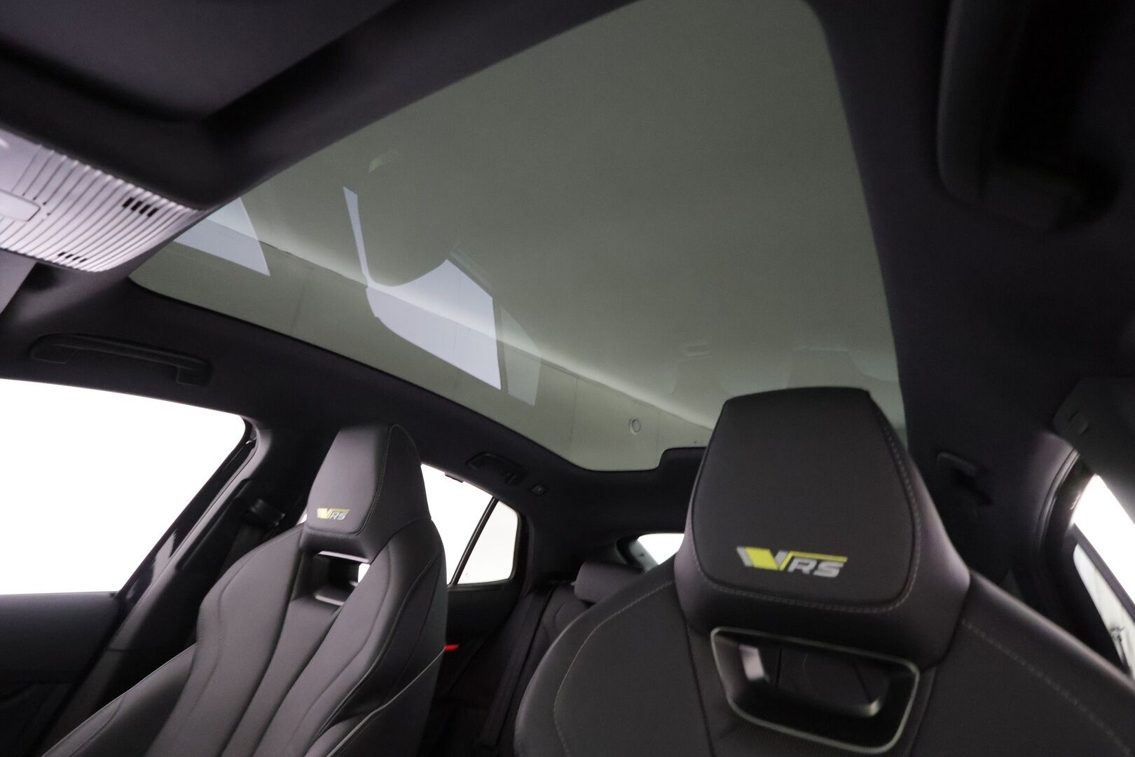 Skoda Enyaq 2022 Coupe 80x 4x4 RS iV - | ACC | ÌLP | Koukku | Canton | Matrix-LED | Hierova Muistipenkki | HUD | Lasikatto | Nahat | Keyless | Apple&Android | Merkkihuollettu |