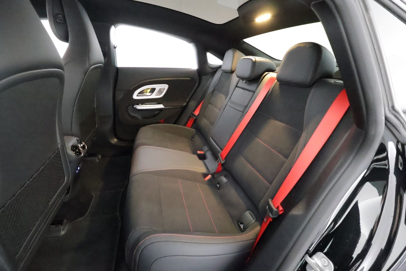 MERCEDES-BENZ CLA 2025 350 4Matic AMG - | Distronic | ILP | Koukku | Burmester | 360° | HUD | Multibeam | Lasikatto | Sporttipenkit muistilla | Ambient light | Keyless | Apple & Android | - KORKO VAIN 3,99 %