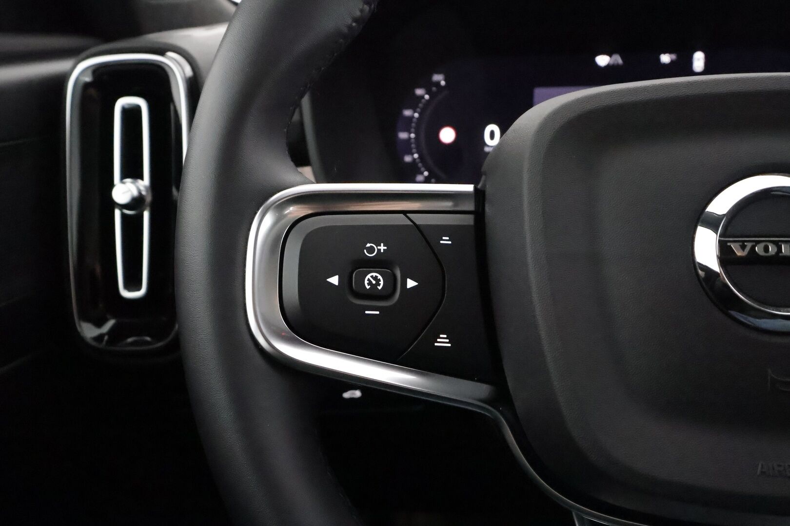 Volvo C40 2022 Recharge Twin Plus aut - | ACC | ILP | Lasikatto | Nahka-alcantara | Sporttipenkit | P.kamera | Keyless | BLIS | Pilot Assist | Digimittari | LED | Merkkihuollot | 