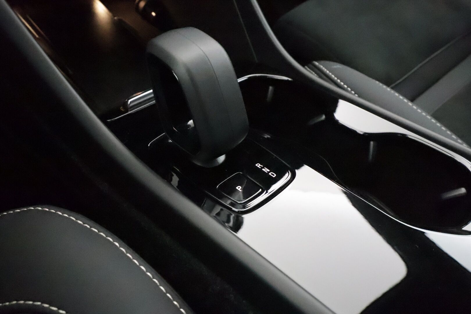Volvo C40 2022 Recharge Twin Plus aut - | ACC | ILP | Lasikatto | Nahka-alcantara | Sporttipenkit | P.kamera | Keyless | BLIS | Pilot Assist | Digimittari | LED | Merkkihuollot | 