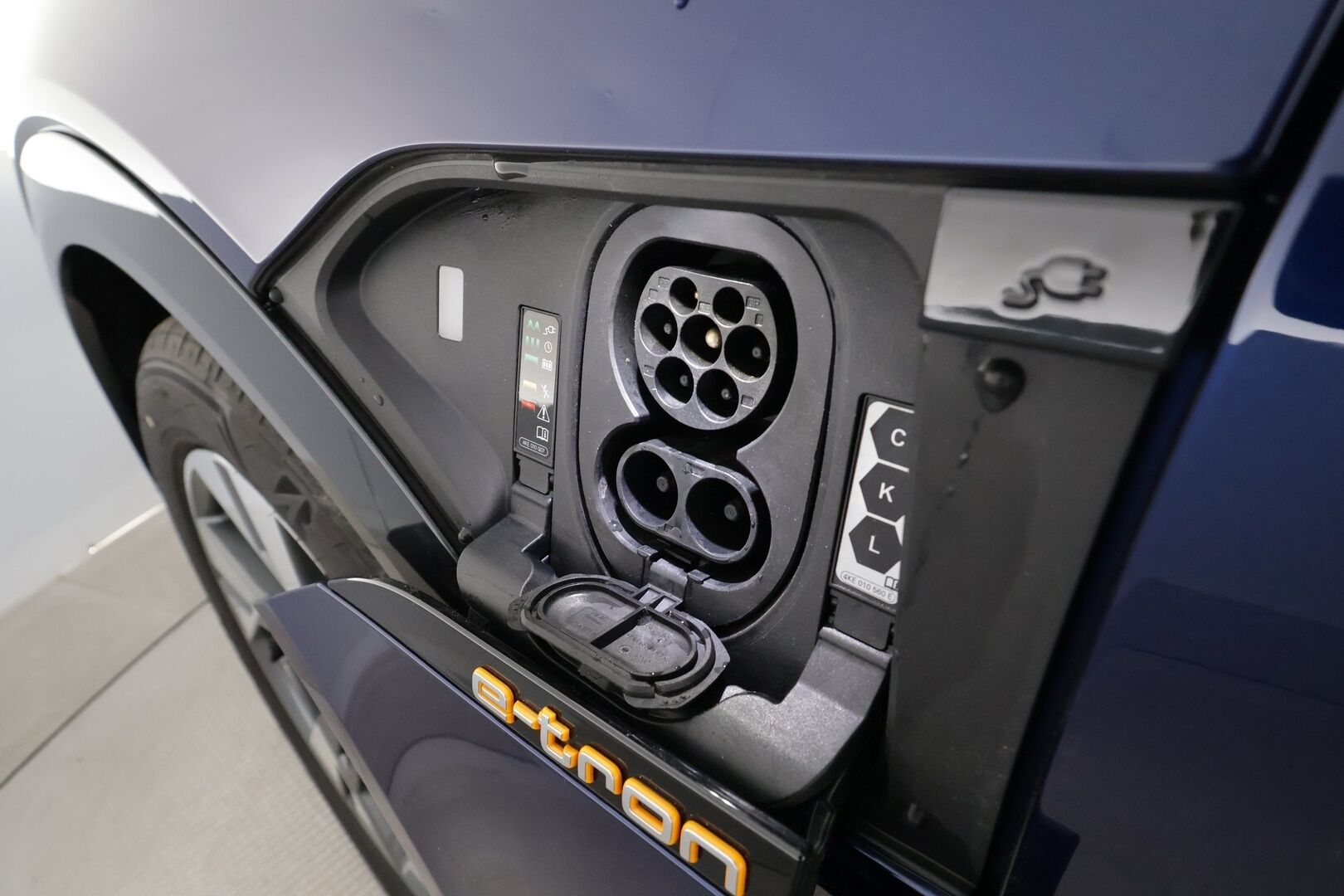 AUDI E-TRON 2023  advanced quattro 55 300kW - | ACC | HUD | 360° | B&O | Night Vision | Sporttipenkit | Ambient Light | Keyless | Kamerapeilit | Kaistaohjaus | Digimittaristo | Nahka-alcantara |