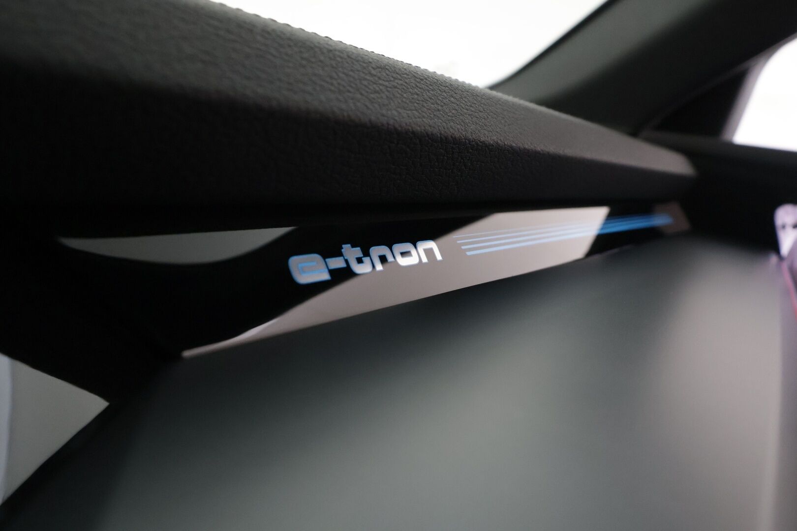 AUDI E-TRON 2023  advanced quattro 55 300kW - | ACC | HUD | 360° | B&O | Night Vision | Sporttipenkit | Ambient Light | Keyless | Kamerapeilit | Kaistaohjaus | Digimittaristo | Nahka-alcantara |