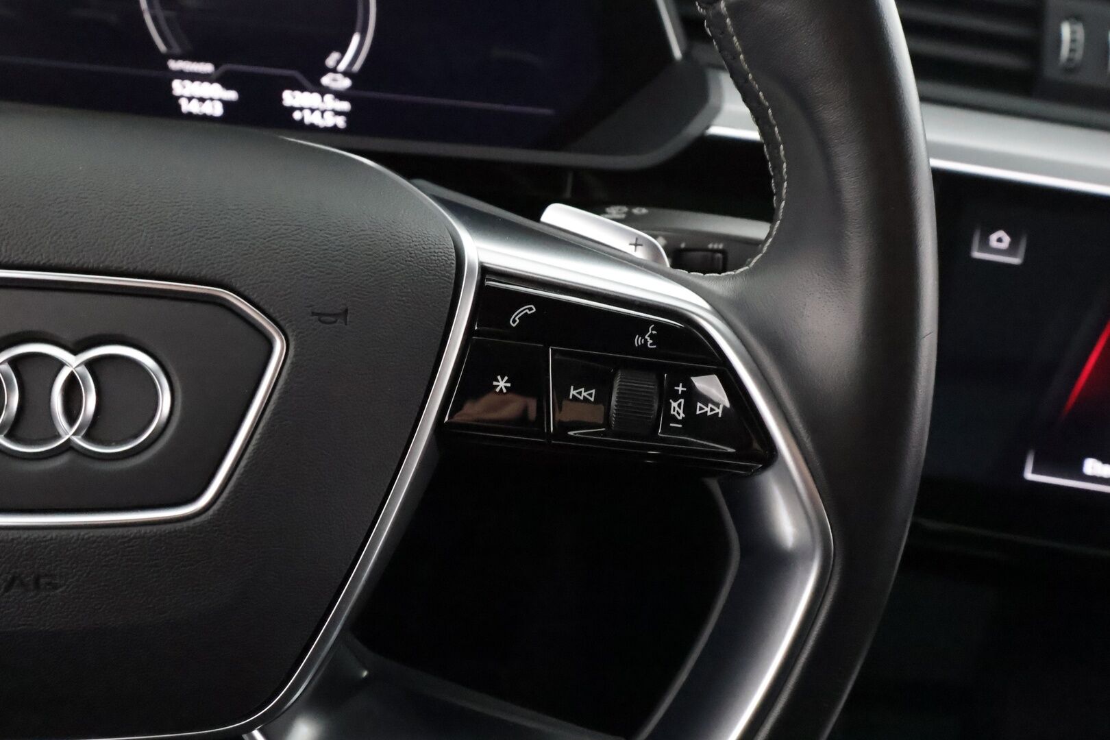 AUDI E-TRON 2021 Sportback 55 quattro S line - | ACC | ILP | Koukku | Matrix-LED | HUD | Ilma-Alusta | Panorama | Muistipenkki | Sporttinahat | Pimeänäköavustin | 360-Kamera | Merkkihuollettu |