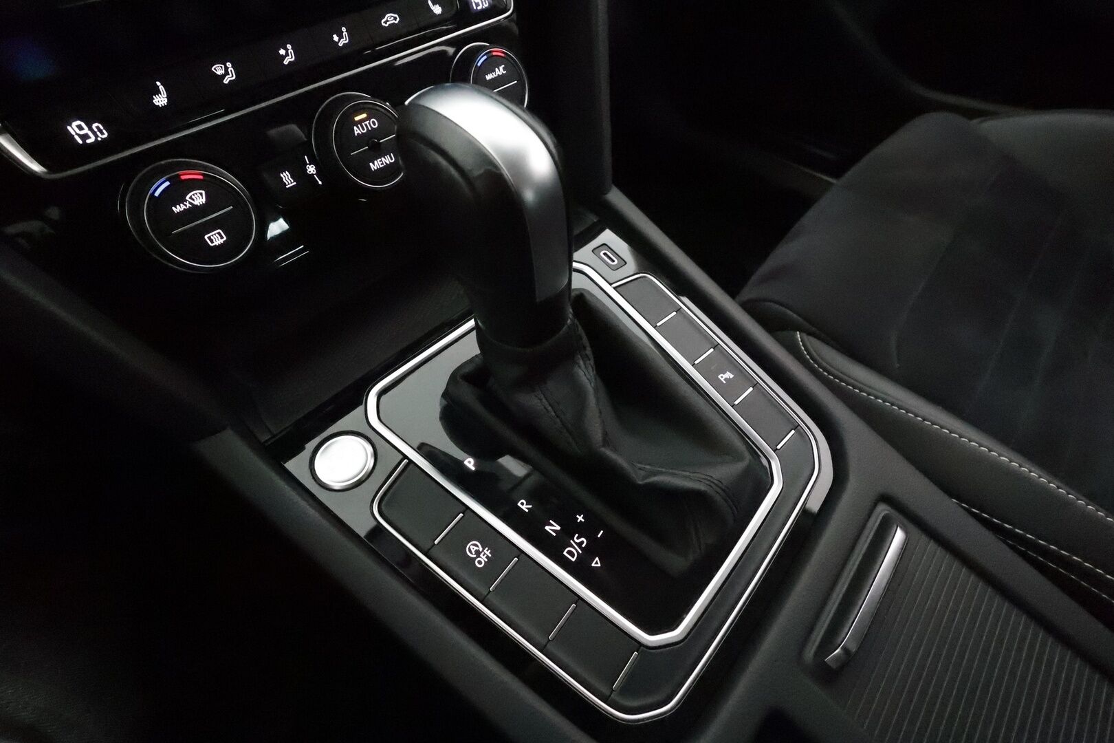 Volkswagen Passat 2020 Variant R-Line 2,0 TDI EVO SCR 110 kW DSG **Webasto / ACC / Matrix-LED / P.Tutkat / Kaistavahti / Navi** - Suomi-auto / Kahdet Renkaat / Merkkihuollettu!
