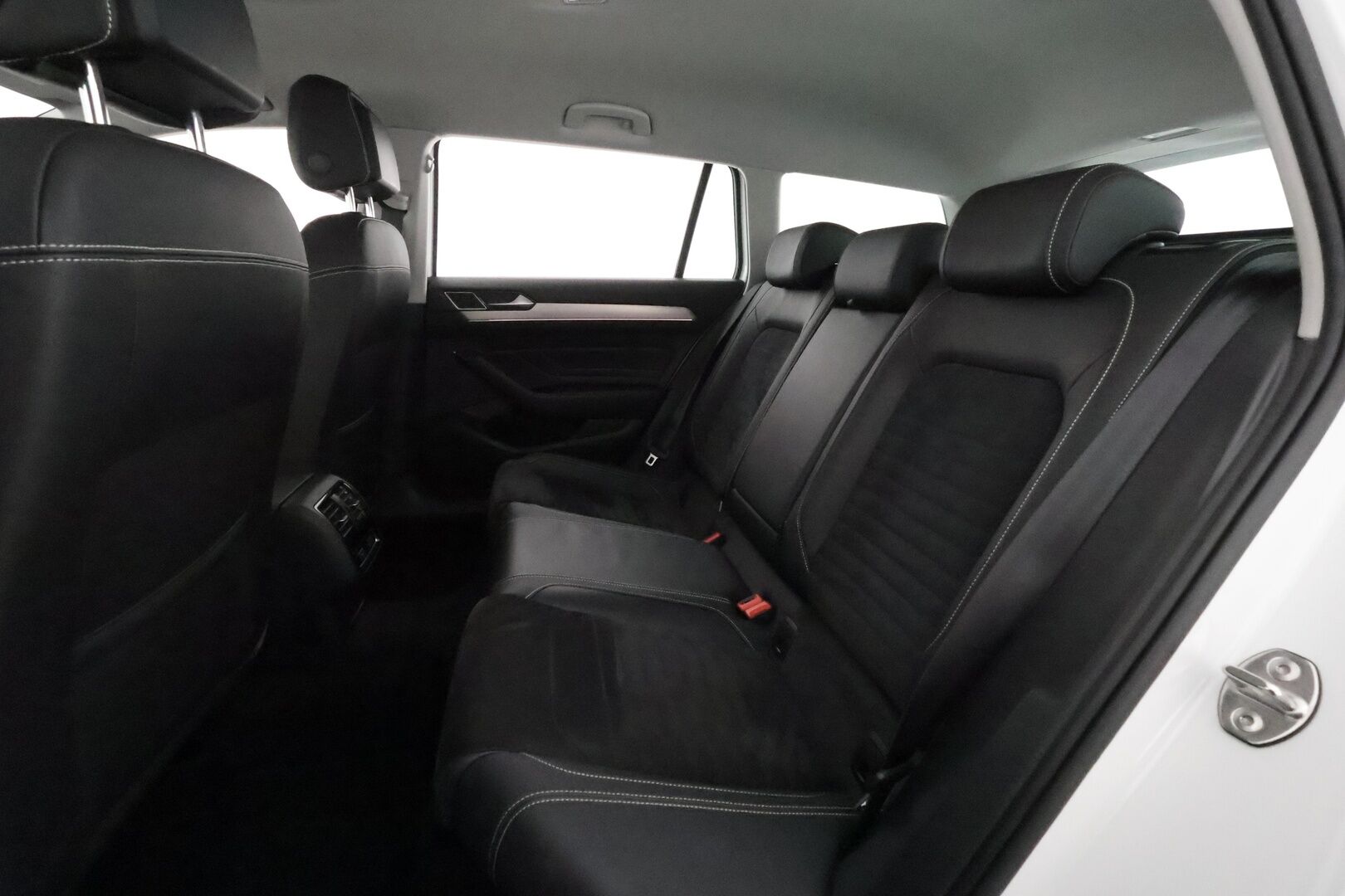 Volkswagen Passat 2020 Variant R-Line 2,0 TDI EVO SCR 110 kW DSG **Webasto / ACC / Matrix-LED / P.Tutkat / Kaistavahti / Navi** - Suomi-auto / Kahdet Renkaat / Merkkihuollettu!