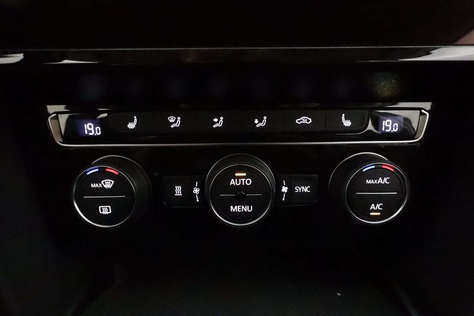 Volkswagen Passat 2020 Variant R-Line 2,0 TDI EVO SCR 110 kW DSG **Webasto / ACC / Matrix-LED / P.Tutkat / Kaistavahti / Navi** - Suomi-auto / Kahdet Renkaat / Merkkihuollettu!