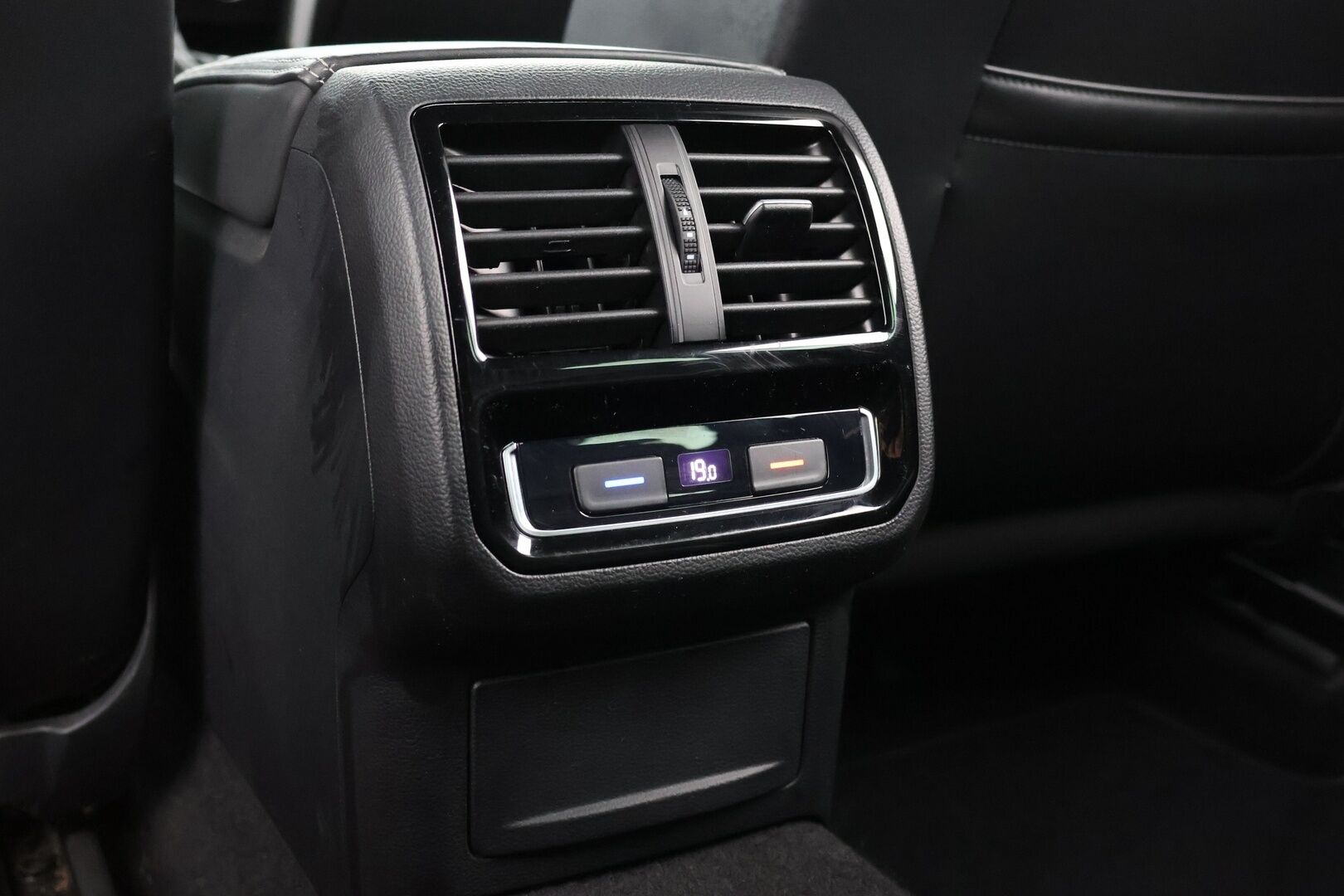 Volkswagen Passat 2020 Variant R-Line 2,0 TDI EVO SCR 110 kW DSG-aut - ACC | Koukku | Matrix-LED | P-kamera | DigimittaristoSuomi-auto | Letkulämmitin | Nahat | 2x renkaat