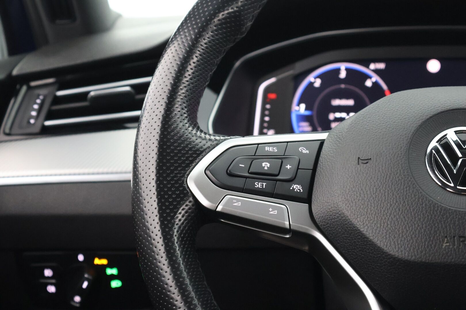 Volkswagen Passat 2020 Variant R-Line 2,0 TDI EVO SCR 110 kW DSG-aut - ACC | Koukku | Matrix-LED | P-kamera | DigimittaristoSuomi-auto | Letkulämmitin | Nahat | 2x renkaat