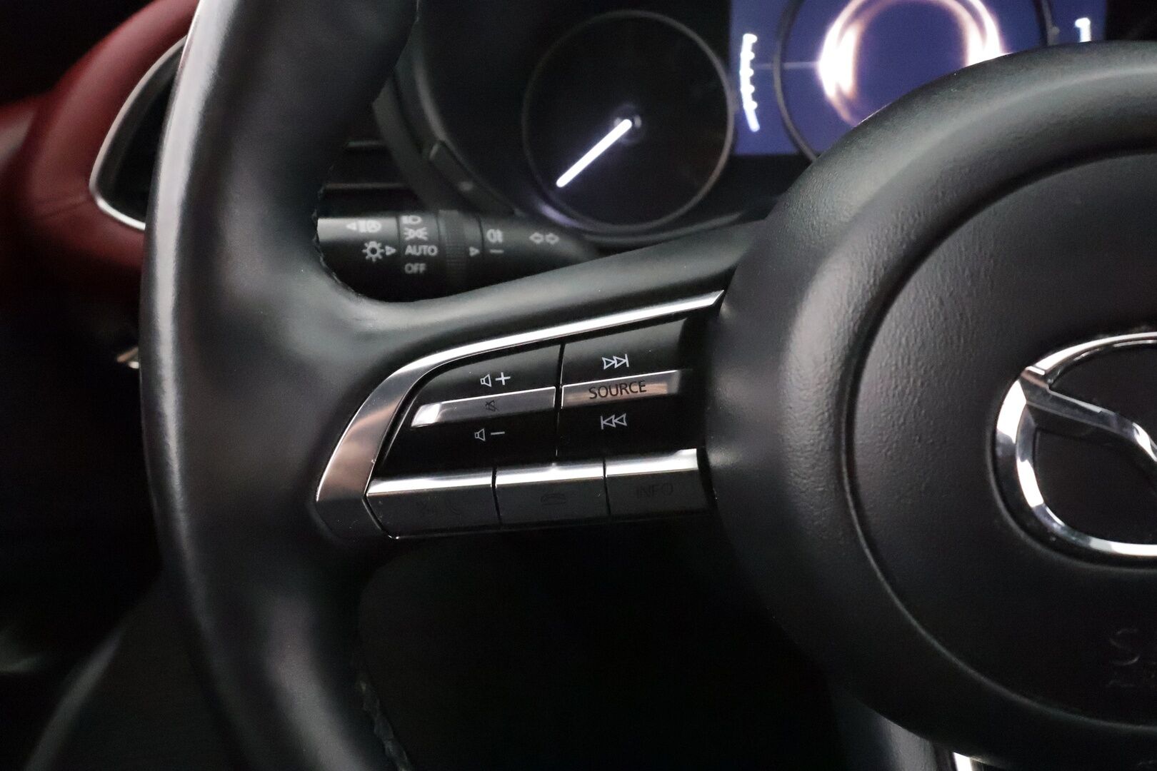 Mazda Mazda3 2020 Hatchback 2,0 (180hv) M Hybrid Skyactiv-X Elegance Business MT Red * ACC / HUD / P.kamera / Muistipenkki * - Bose / LED / Navi / 1.Om Suomi-auto / Kahdet renkaat aluvanteilla / Merkkihuollettu / Huippuvarusteet