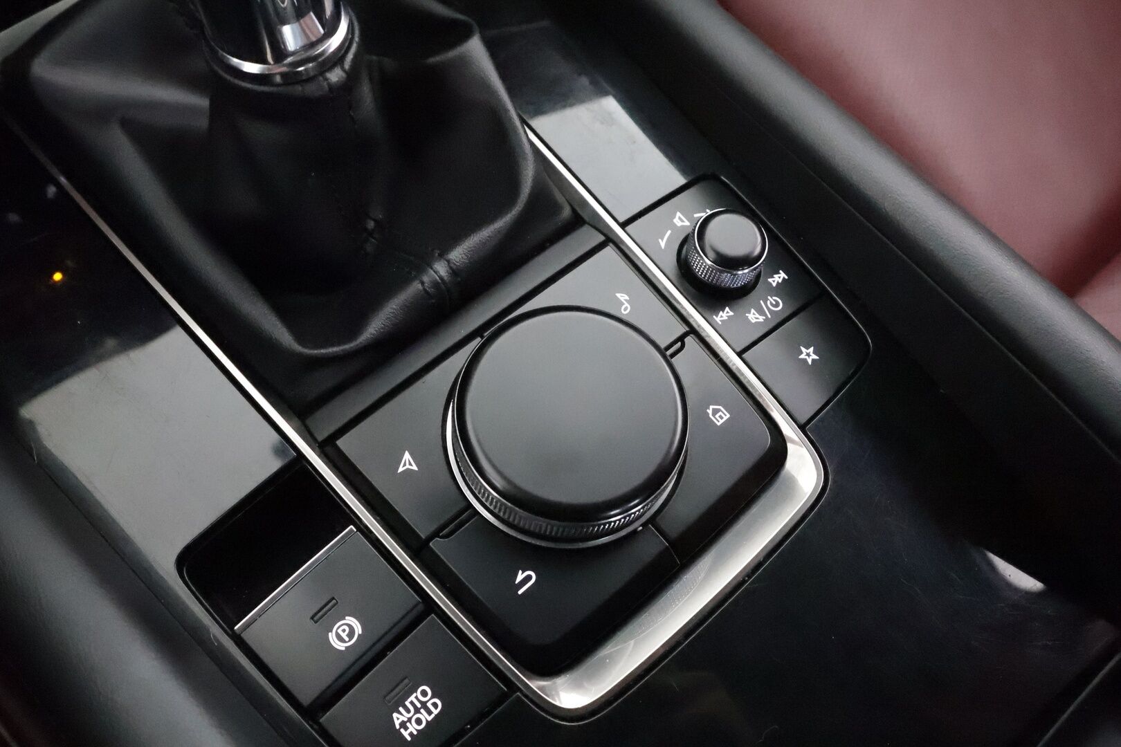 Mazda Mazda3 2020 Hatchback 2,0 (180hv) M Hybrid Skyactiv-X Elegance Business MT Red * ACC / HUD / P.kamera / Muistipenkki * - Bose / LED / Navi / 1.Om Suomi-auto / Kahdet renkaat aluvanteilla / Merkkihuollettu / Huippuvarusteet