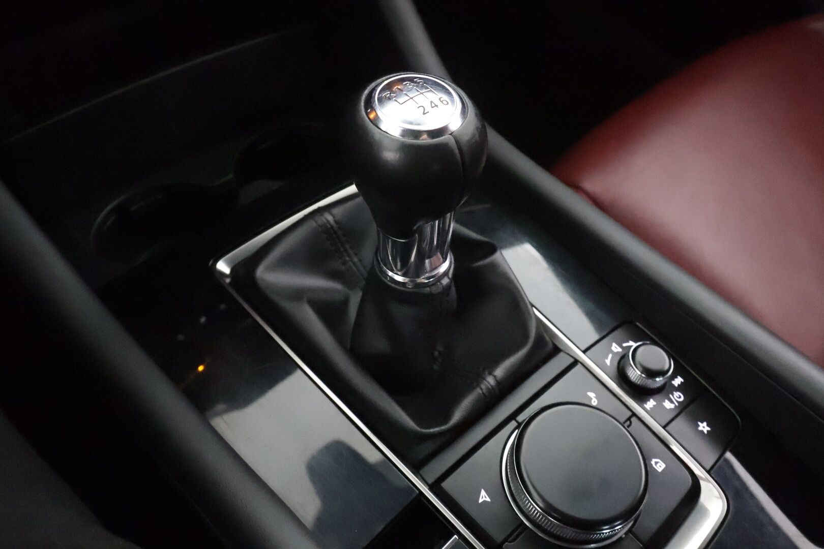 Mazda Mazda3 2020 Hatchback 2,0 (180hv) M Hybrid Skyactiv-X Elegance Business MT Red * ACC / HUD / P.kamera / Muistipenkki * - Bose / LED / Navi / 1.Om Suomi-auto / Kahdet renkaat aluvanteilla / Merkkihuollettu / Huippuvarusteet