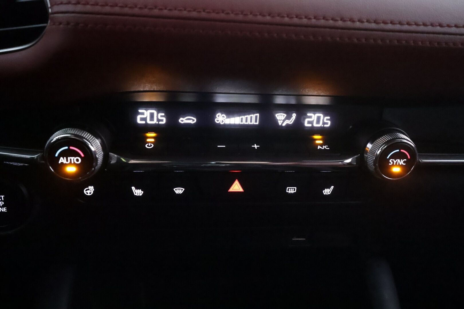 Mazda Mazda3 2020 Hatchback 2,0 (180hv) M Hybrid Skyactiv-X Elegance Business MT Red * ACC / HUD / P.kamera / Muistipenkki * - Bose / LED / Navi / 1.Om Suomi-auto / Kahdet renkaat aluvanteilla / Merkkihuollettu / Huippuvarusteet