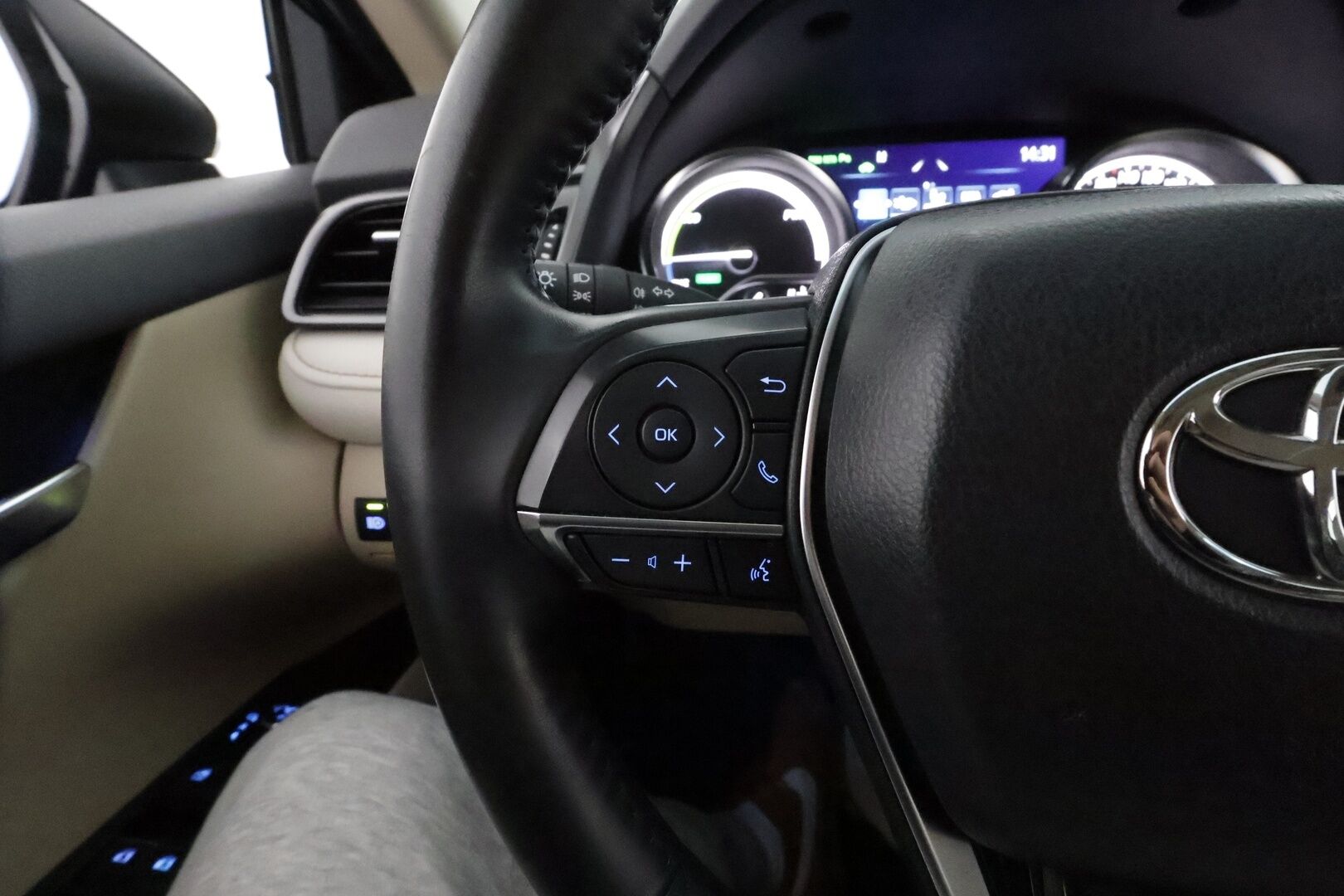 Toyota Camry 2020 2,5 Hybrid Style Business **Webasto / ACC / P.kamera / LED / Navi / Sähköpenkit / Vaaleat nahat** - 1.Om Suomi-auto / Kahdet renkaat aluvanteilla