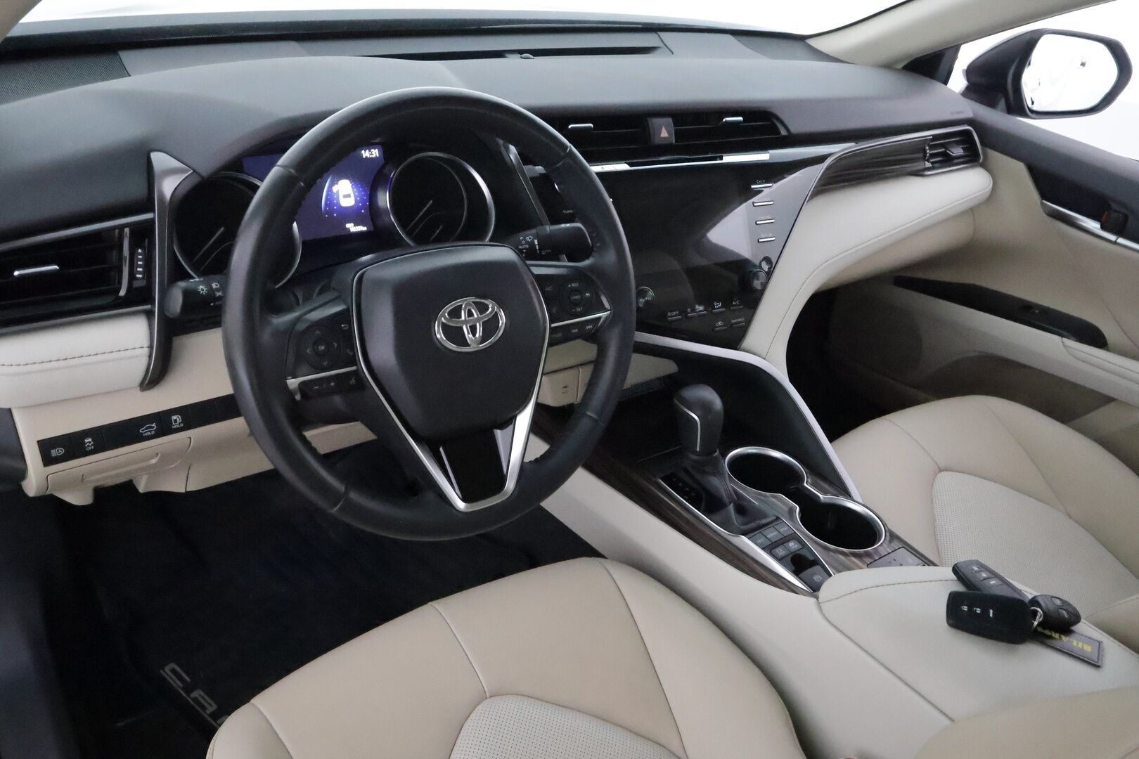 Toyota Camry 2020 2,5 Hybrid Style Business **Webasto / ACC / P.kamera / LED / Navi / Sähköpenkit / Vaaleat nahat** - 1.Om Suomi-auto / Kahdet renkaat aluvanteilla