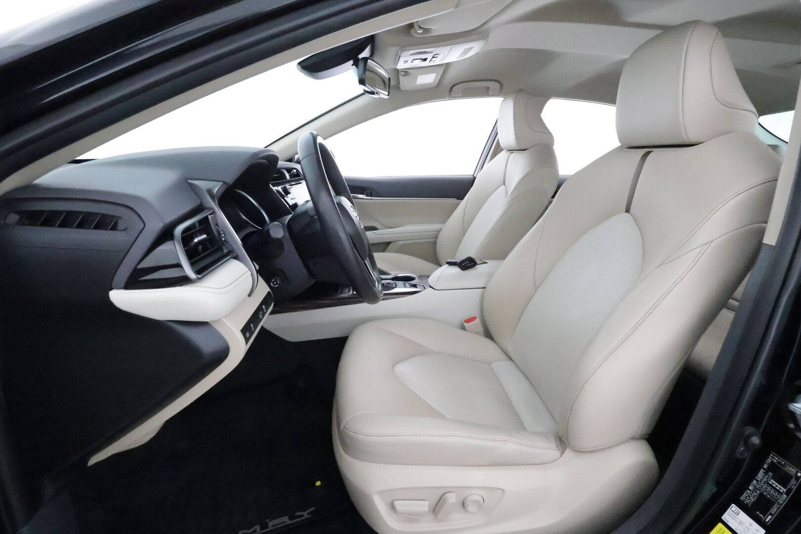 Toyota Camry 2020 2,5 Hybrid Style Business **Webasto / ACC / P.kamera / LED / Navi / Sähköpenkit / Vaaleat nahat** - *HYVÄT NOKIAN NASTAT! / 1.Om Suomi-auto / Kahdet renkaat aluvanteilla* - HULLU BLACKWEEK KORKOTARJOUS 2,49%